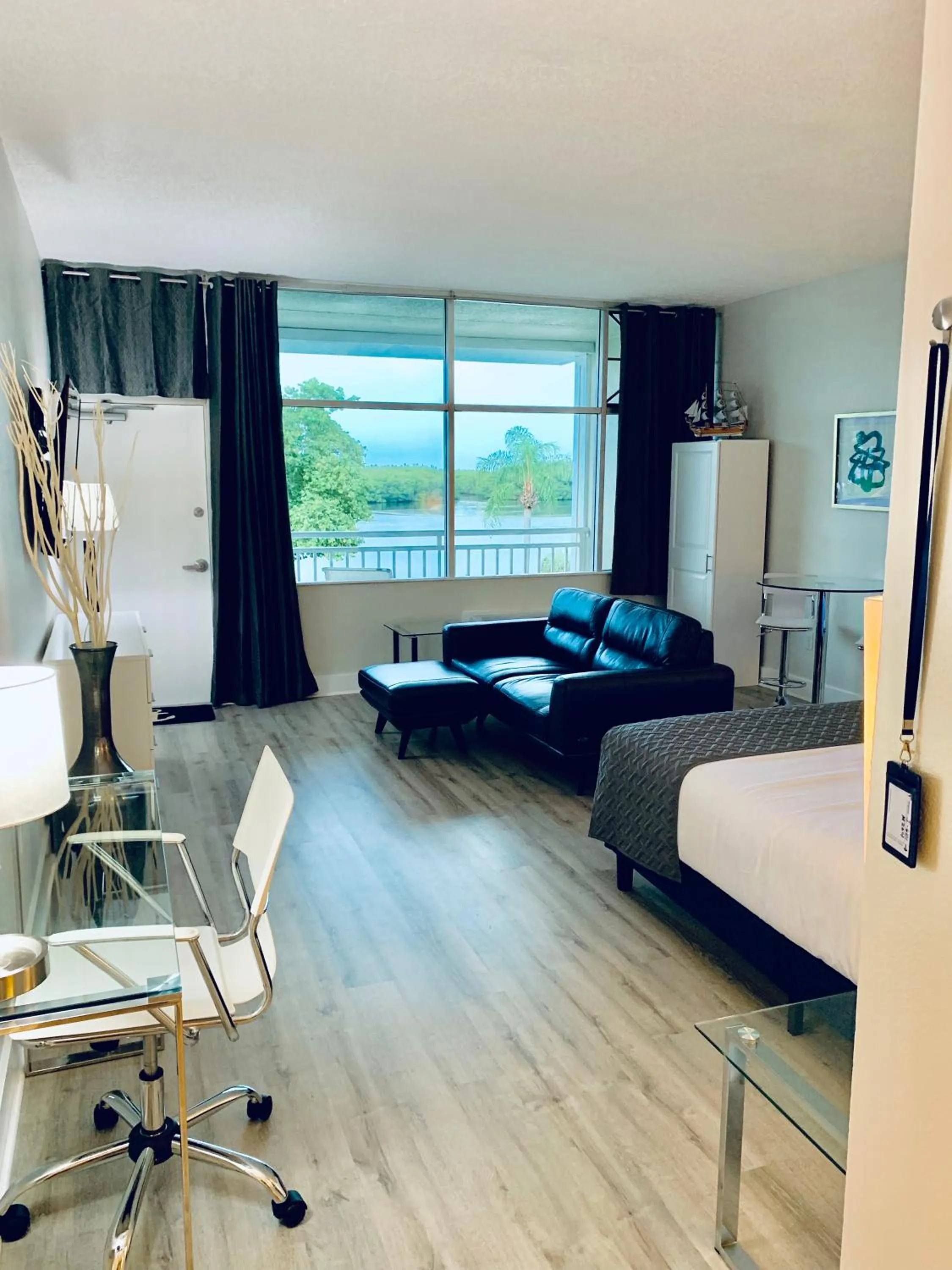 Resort Condo, Private Beach, Balcony with Water Views Bayside Retreat