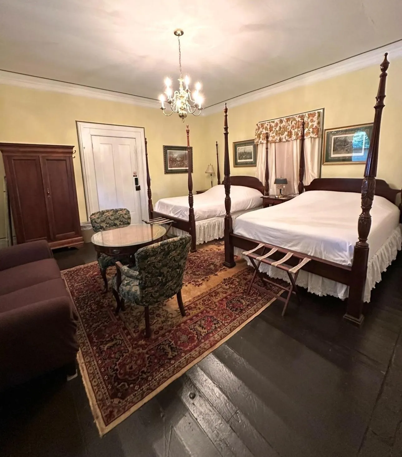 Bedroom, Bed in Belmont Inn