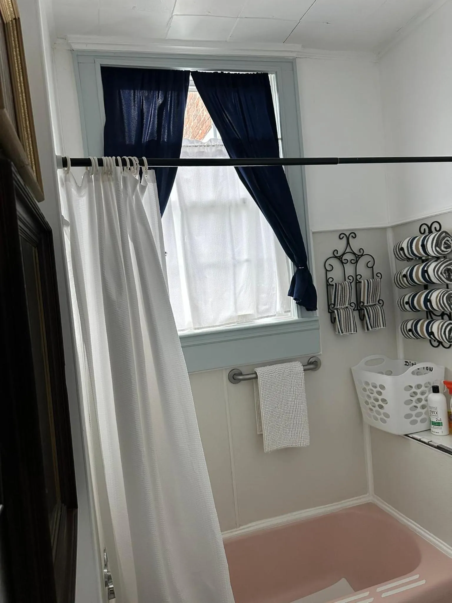Bathroom, Bed in Belmont Inn