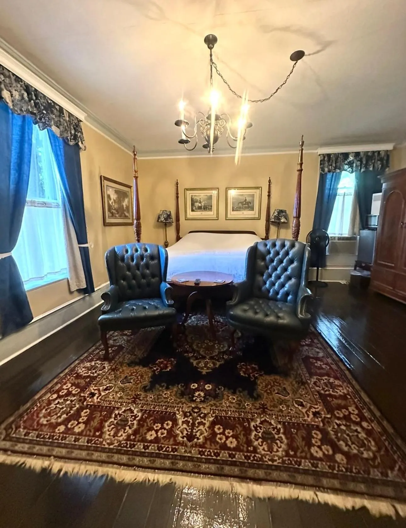 Seating area in Belmont Inn
