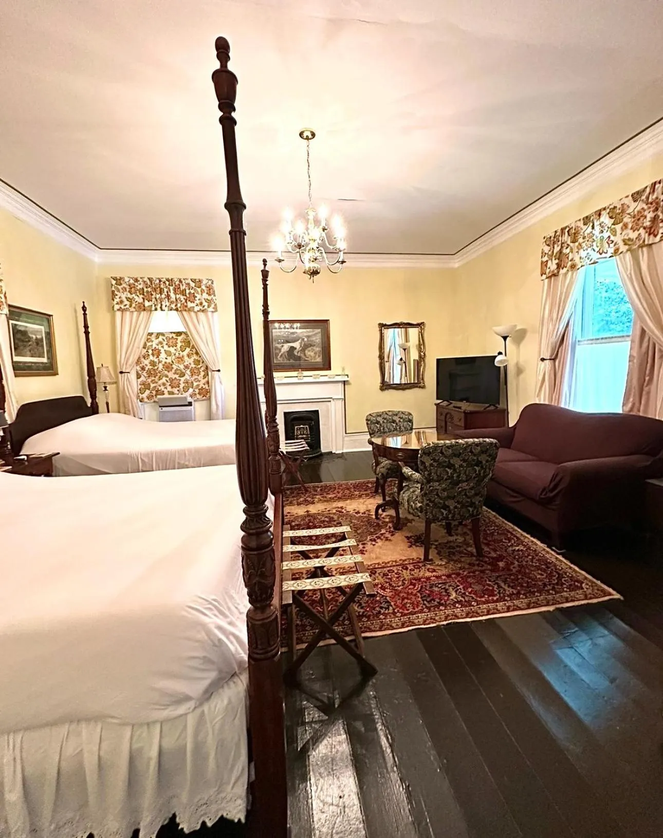 Photo of the whole room, Bed in Belmont Inn