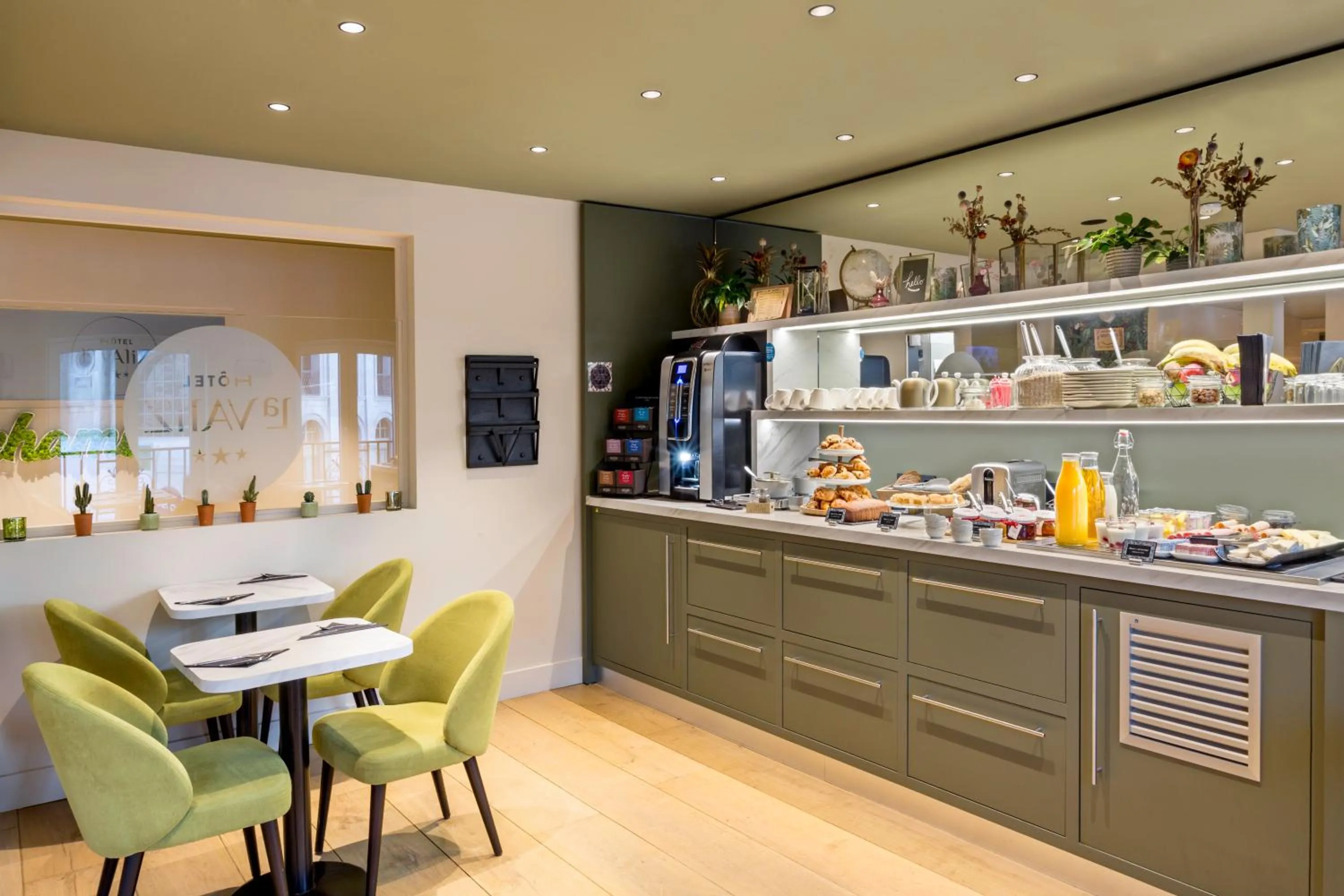 Buffet breakfast in La Valiz