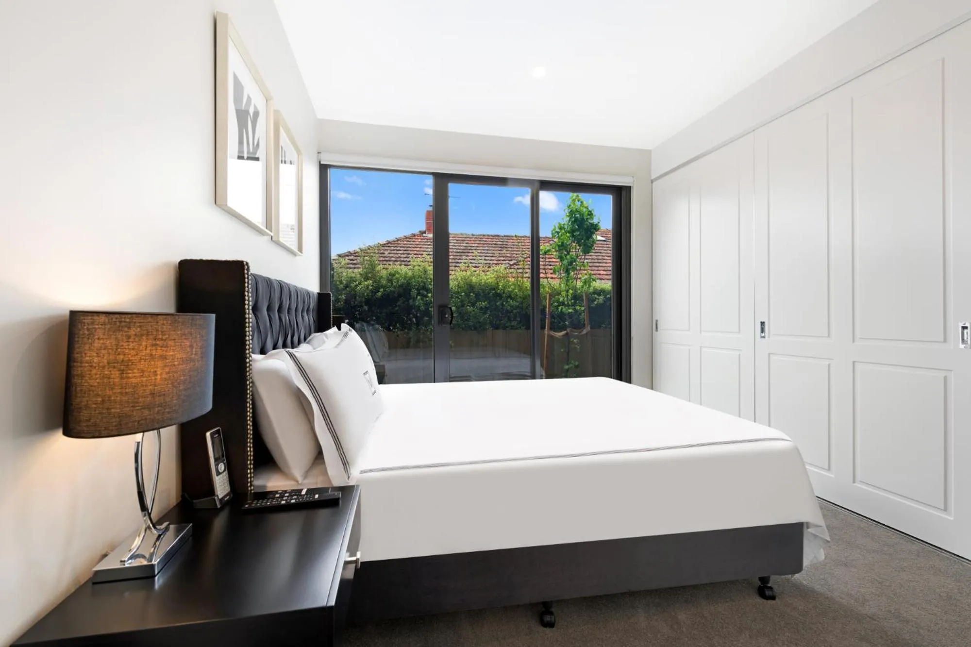 Bedroom, Bed in Manhattan Apartments - Glen Iris
