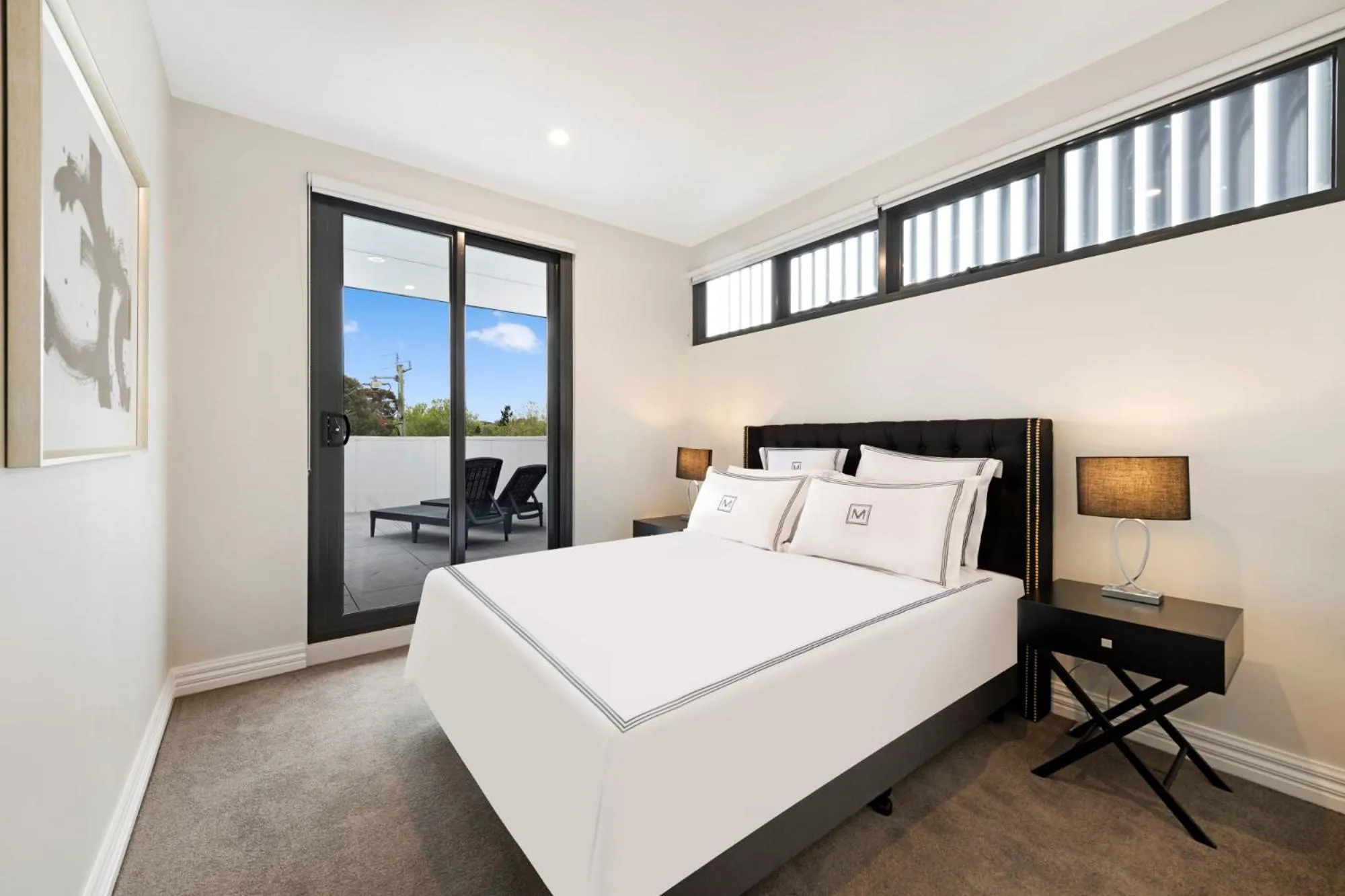 Bedroom, Bed in Manhattan Apartments - Glen Iris