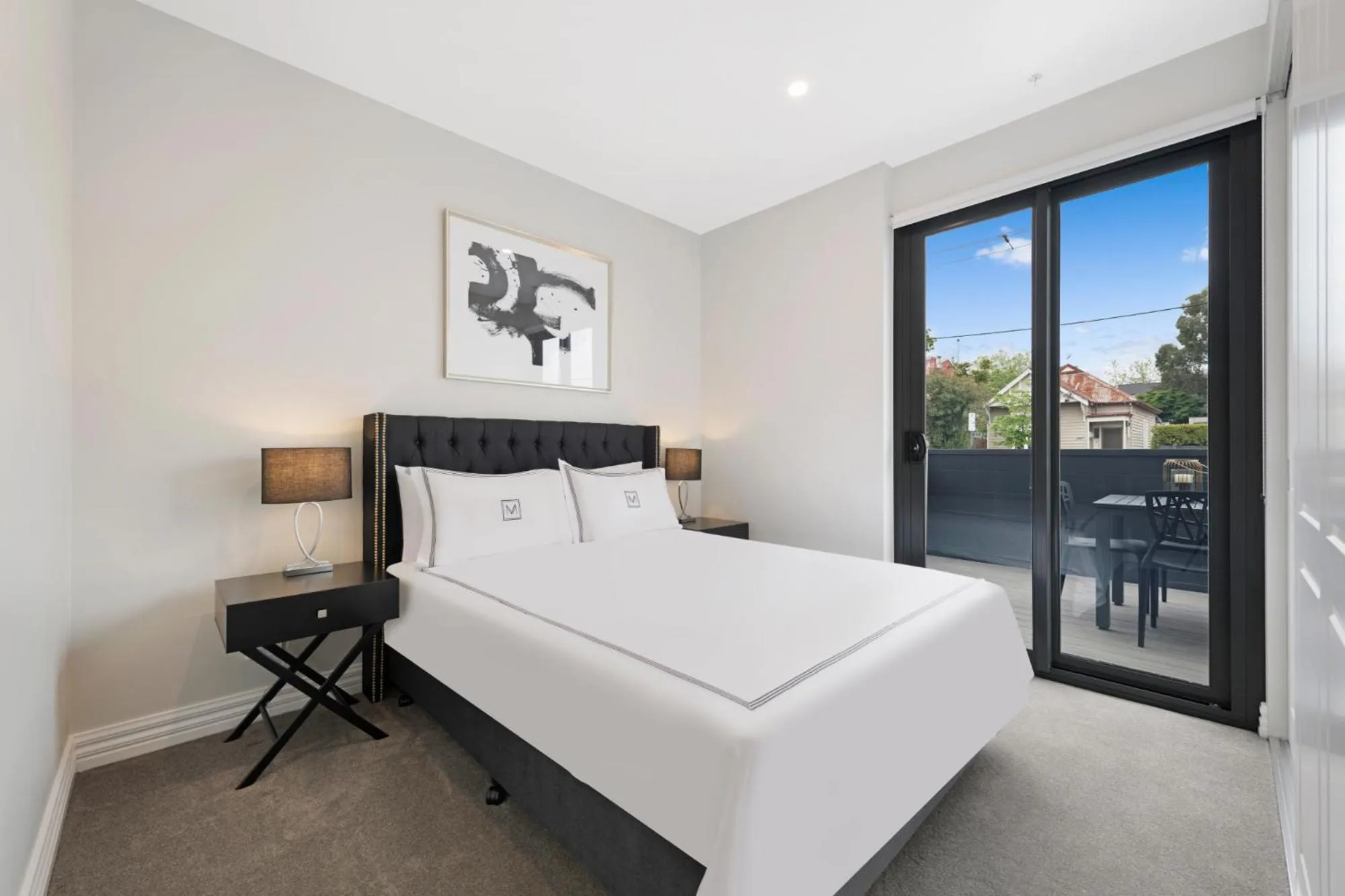 Bedroom, Bed in Manhattan Apartments - Glen Iris