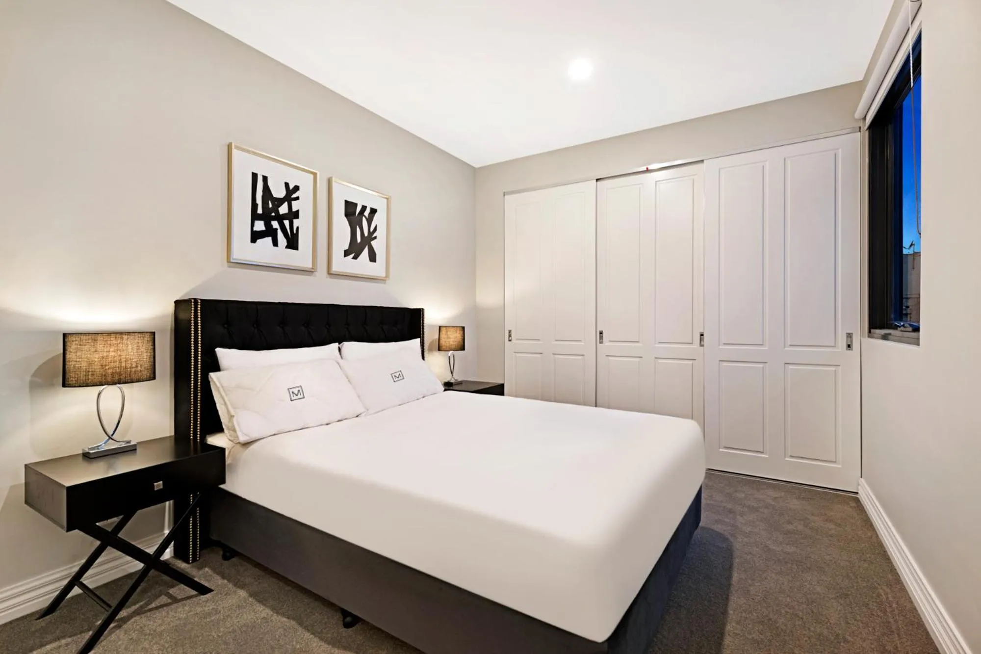 Bedroom, Bed in Manhattan Apartments - Glen Iris