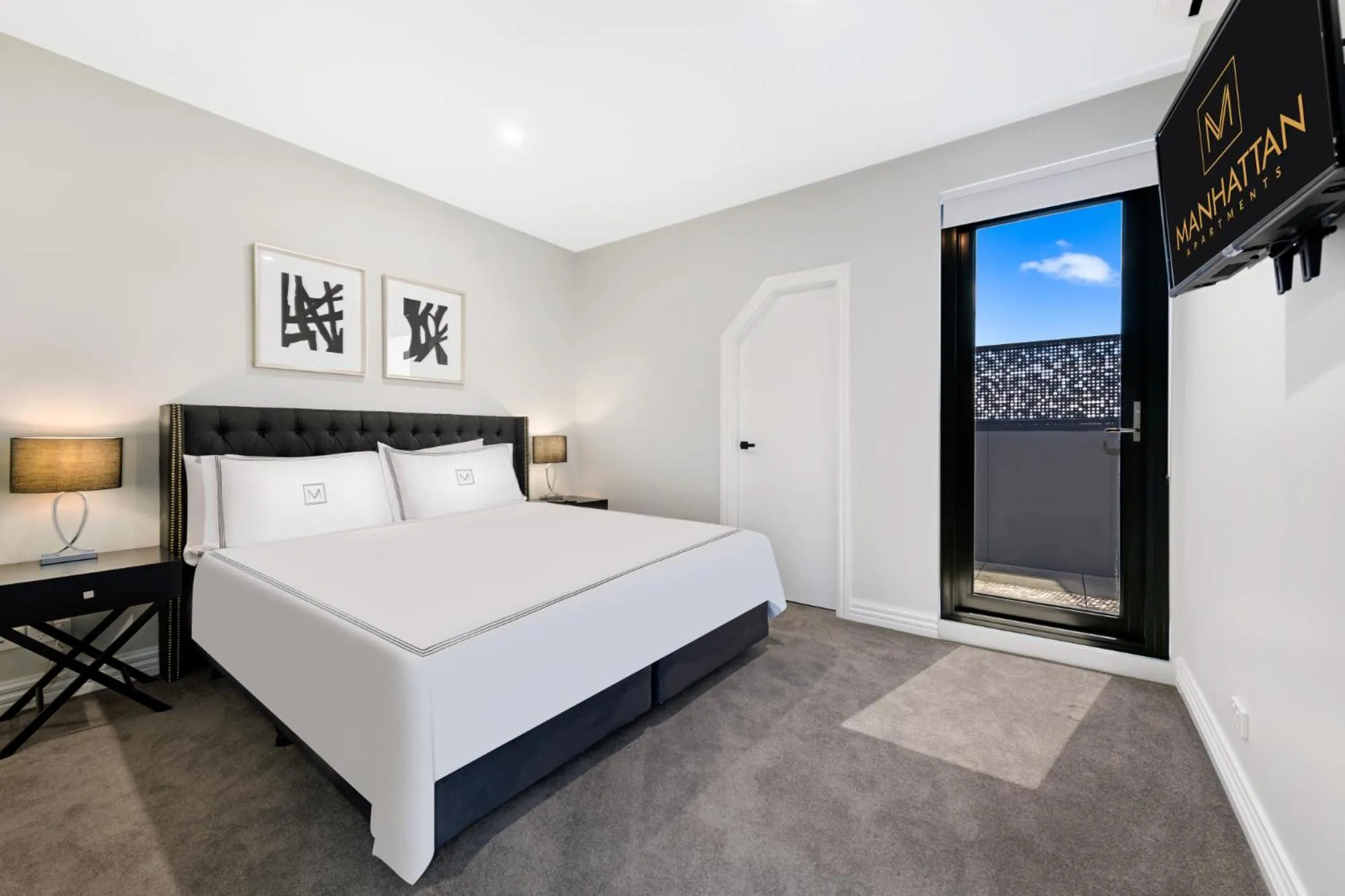 Bedroom, Bed in Manhattan Apartments - Glen Iris
