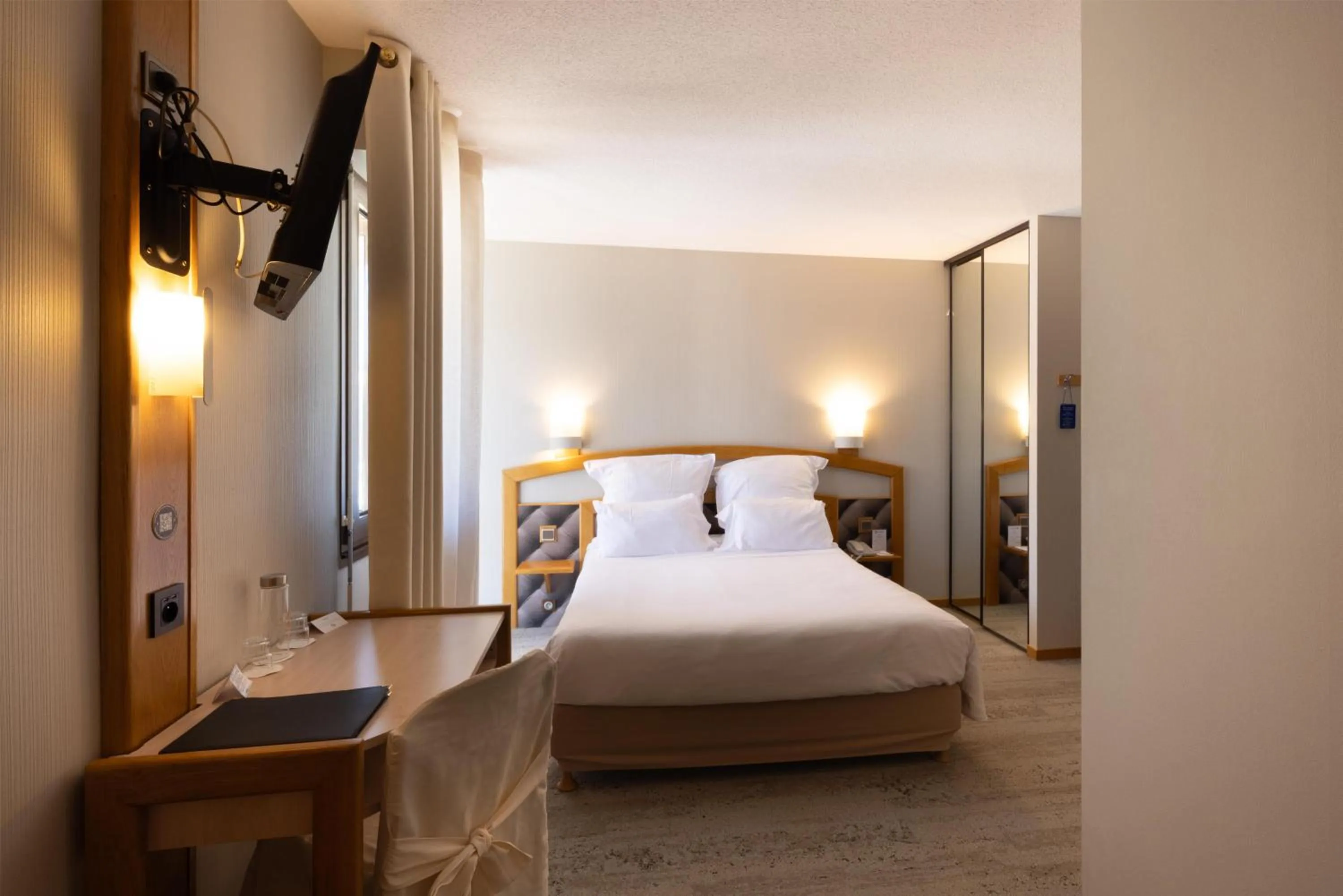 Coffee/tea facilities, Bed in Best Western Le Relais de Laguiole Hôtel & Spa