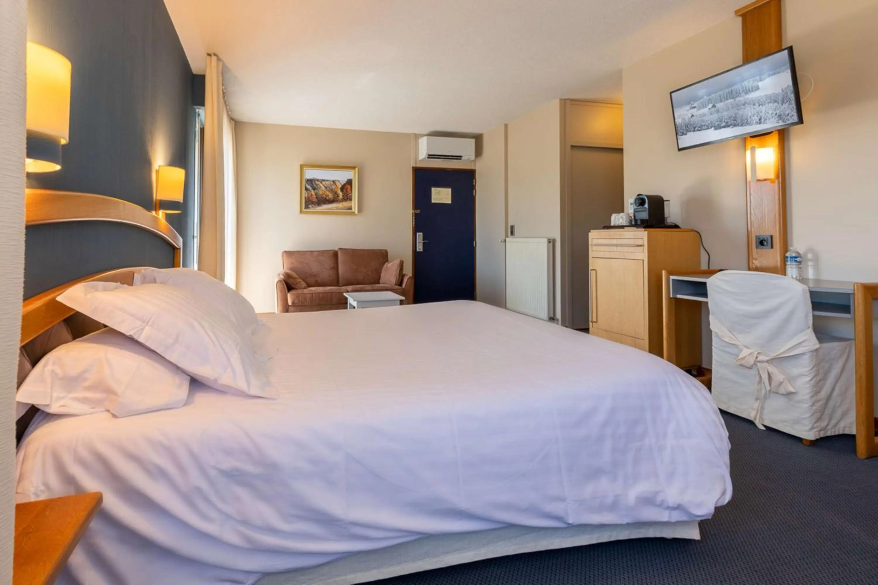 Coffee/tea facilities, Bed in Best Western Le Relais de Laguiole Hôtel & Spa