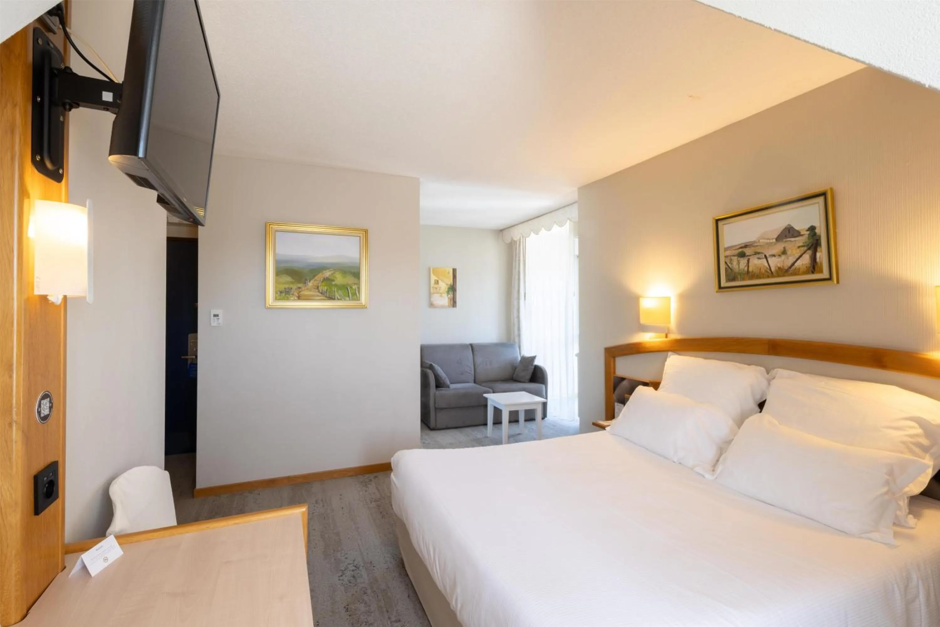 Coffee/tea facilities, Bed in Best Western Le Relais de Laguiole Hôtel & Spa