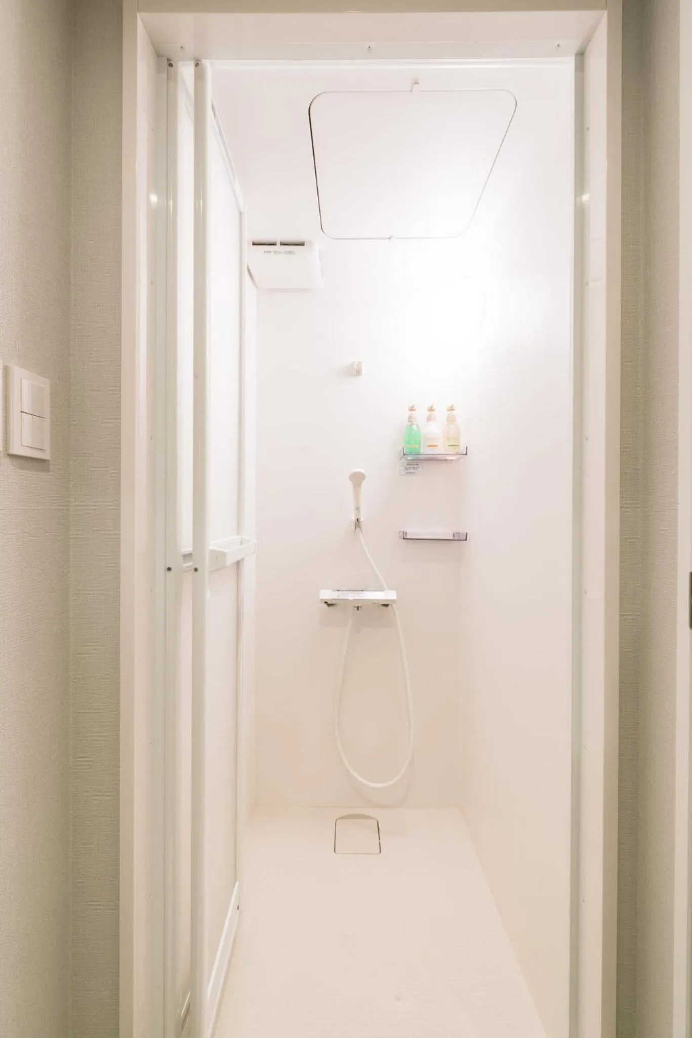 Shower in &AND HOSTEL KURAMAE west