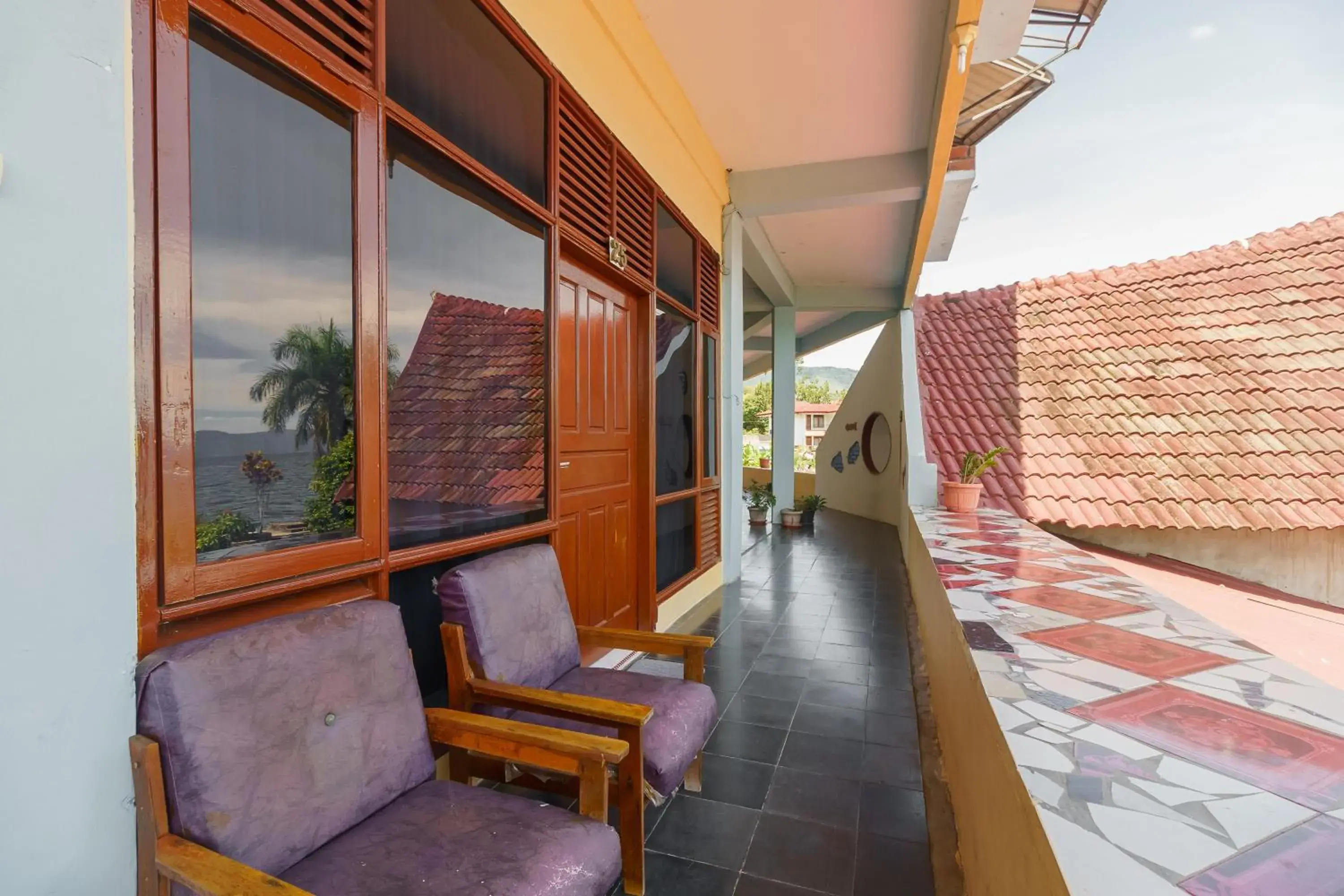 Balcony/Terrace in RedDoorz @ Tuktuk Danau Toba Balcony/Terrace in RedDoorz @ Tuktuk Danau Toba