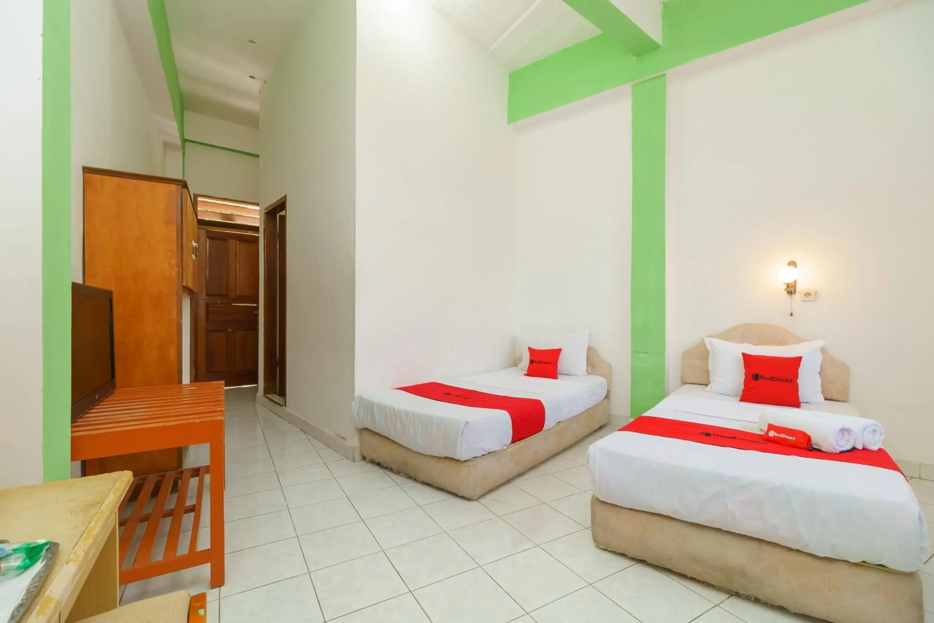 Twin Room in RedDoorz @ Tuktuk Danau Toba Twin Room in RedDoorz @ Tuktuk Danau Toba