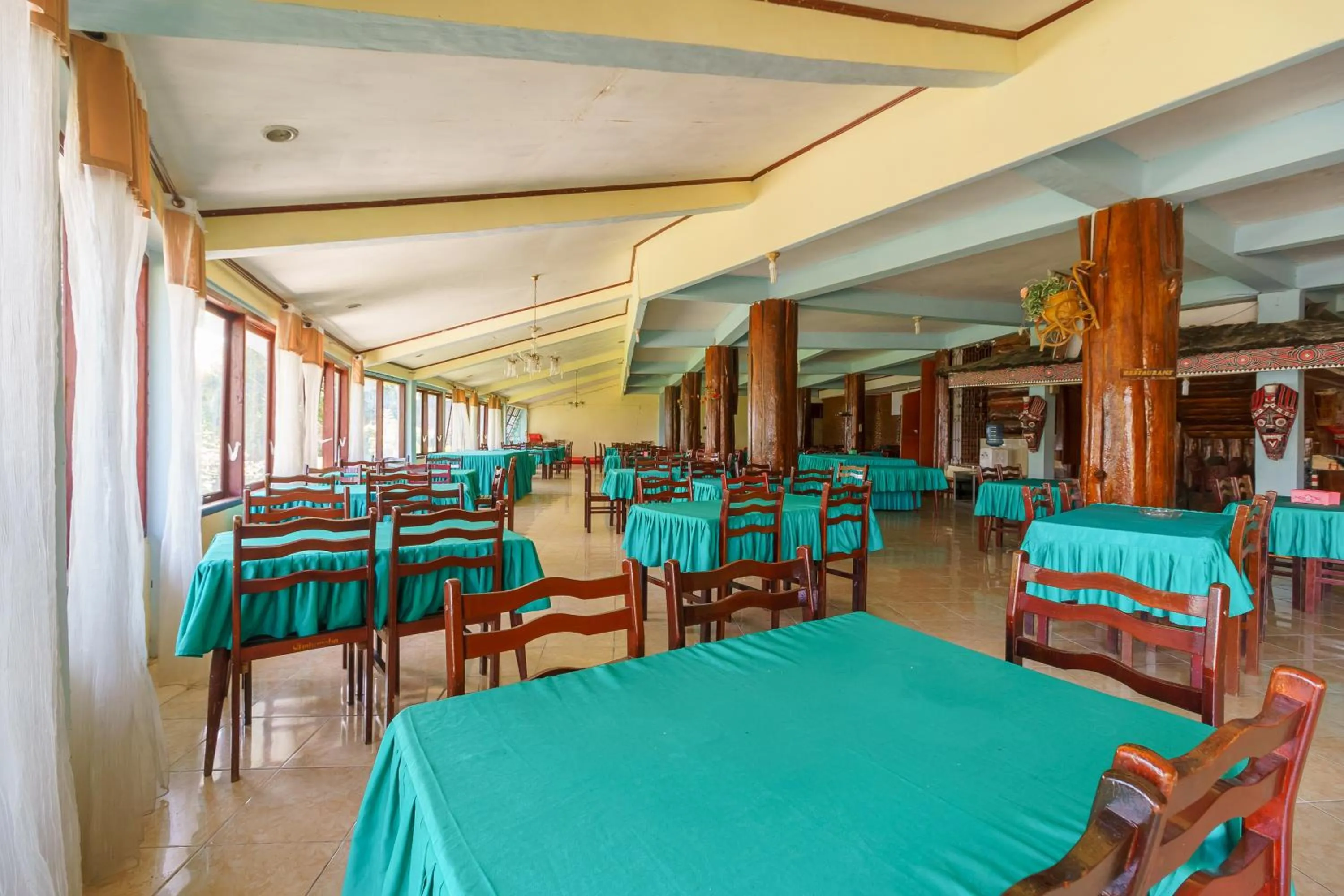 Restaurant/places to eat in RedDoorz @ Tuktuk Danau Toba