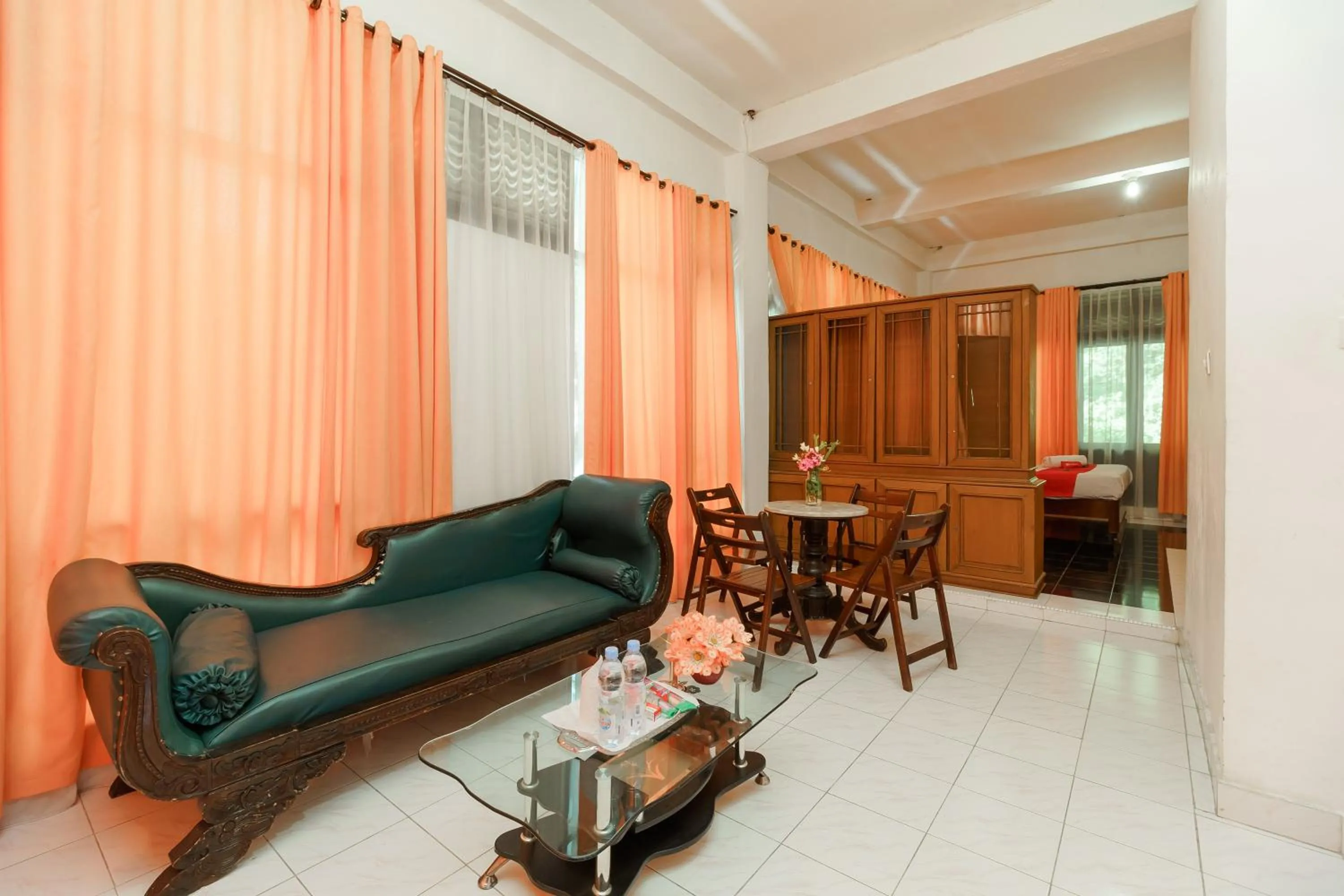 Seating area in RedDoorz @ Tuktuk Danau Toba