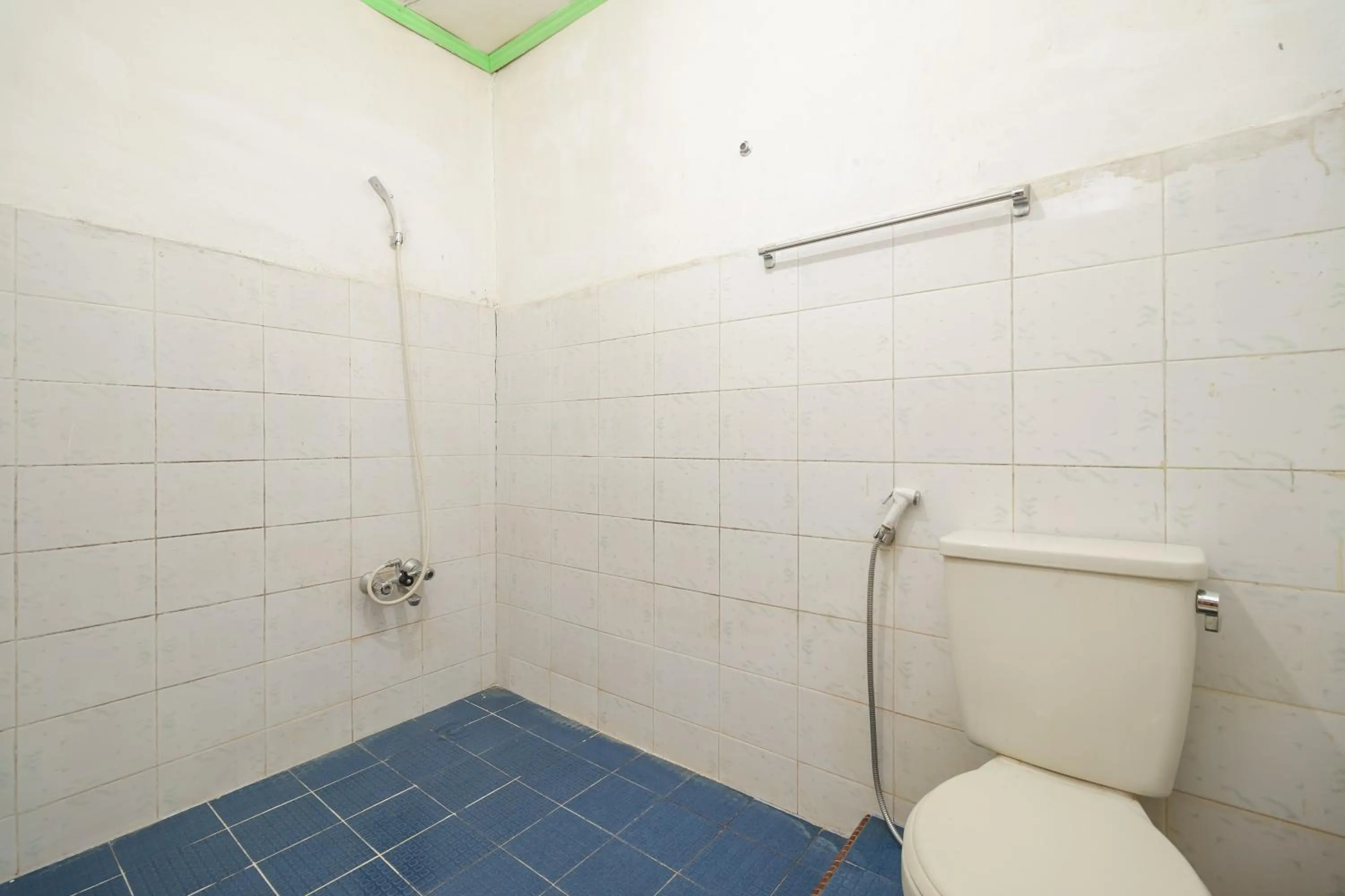 Bathroom in RedDoorz @ Tuktuk Danau Toba