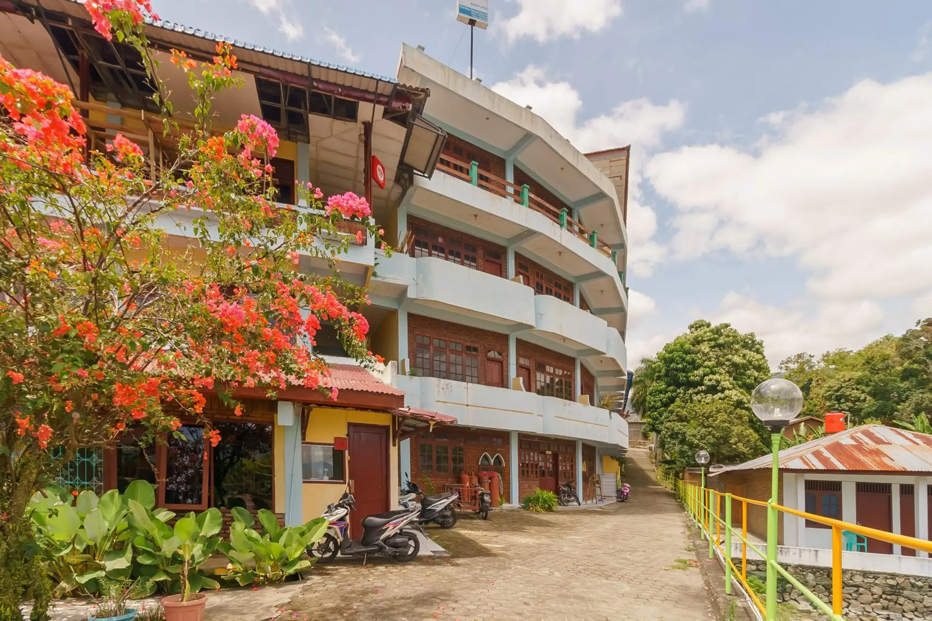 Property building in RedDoorz @ Tuktuk Danau Toba Property building in RedDoorz @ Tuktuk Danau Toba