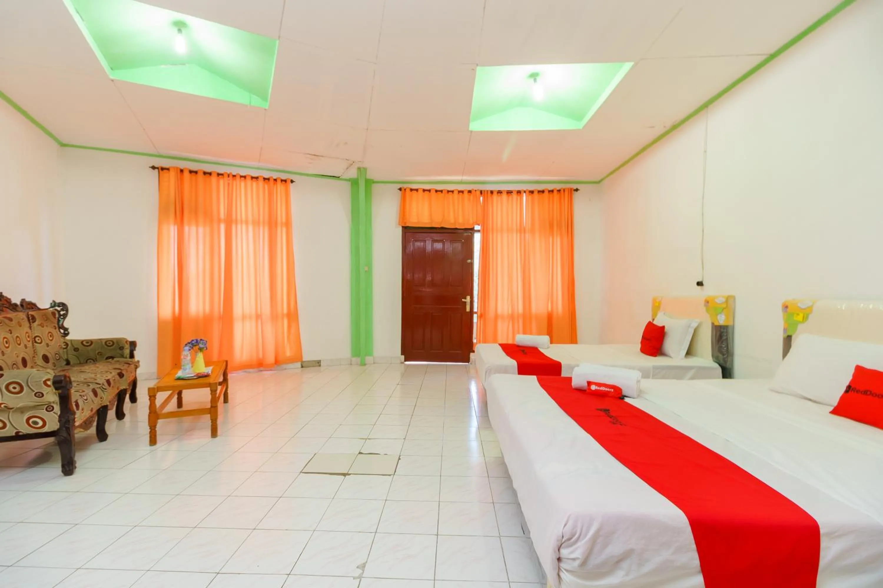 Bed in RedDoorz @ Tuktuk Danau Toba