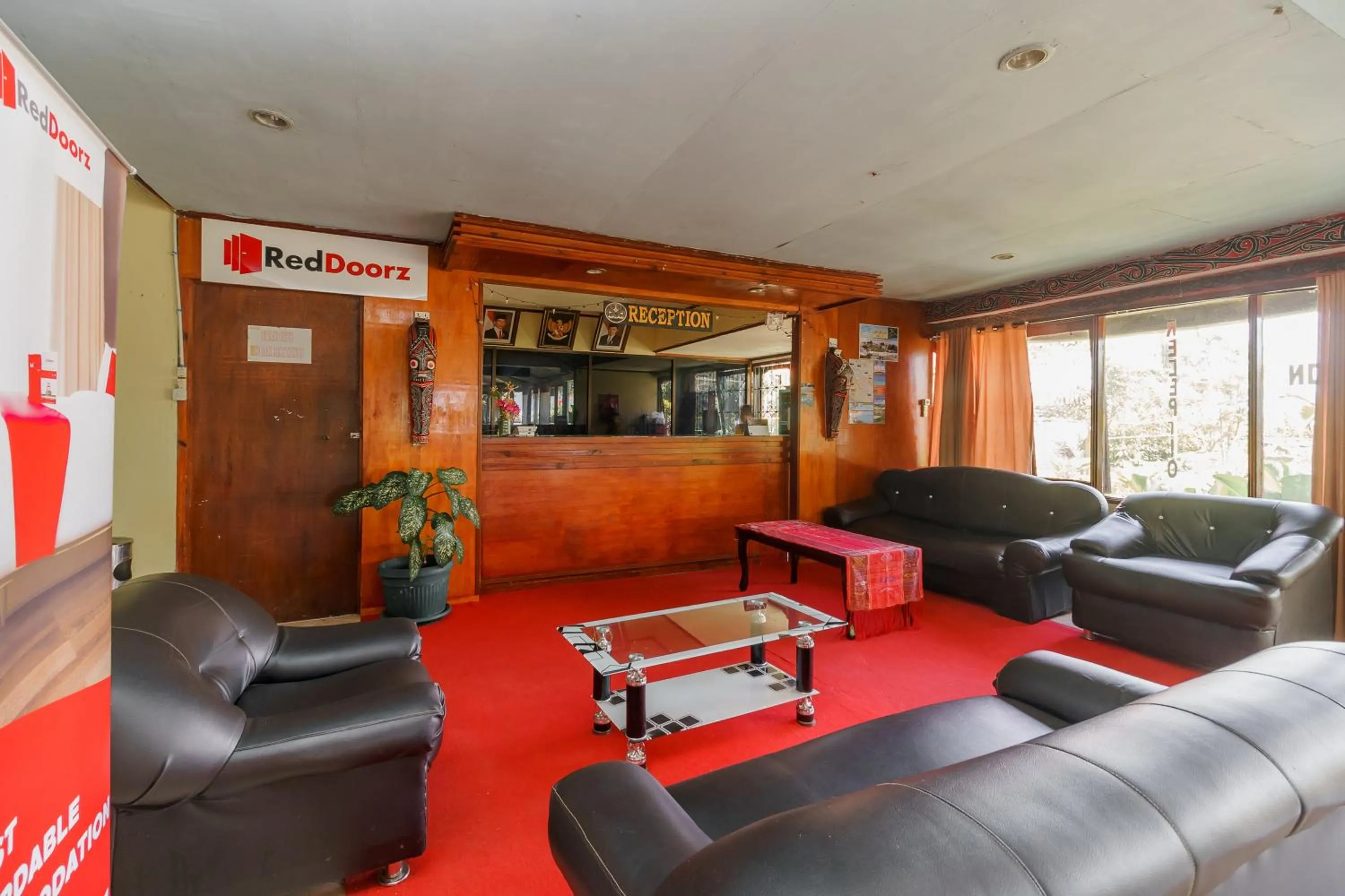 Seating area in RedDoorz @ Tuktuk Danau Toba