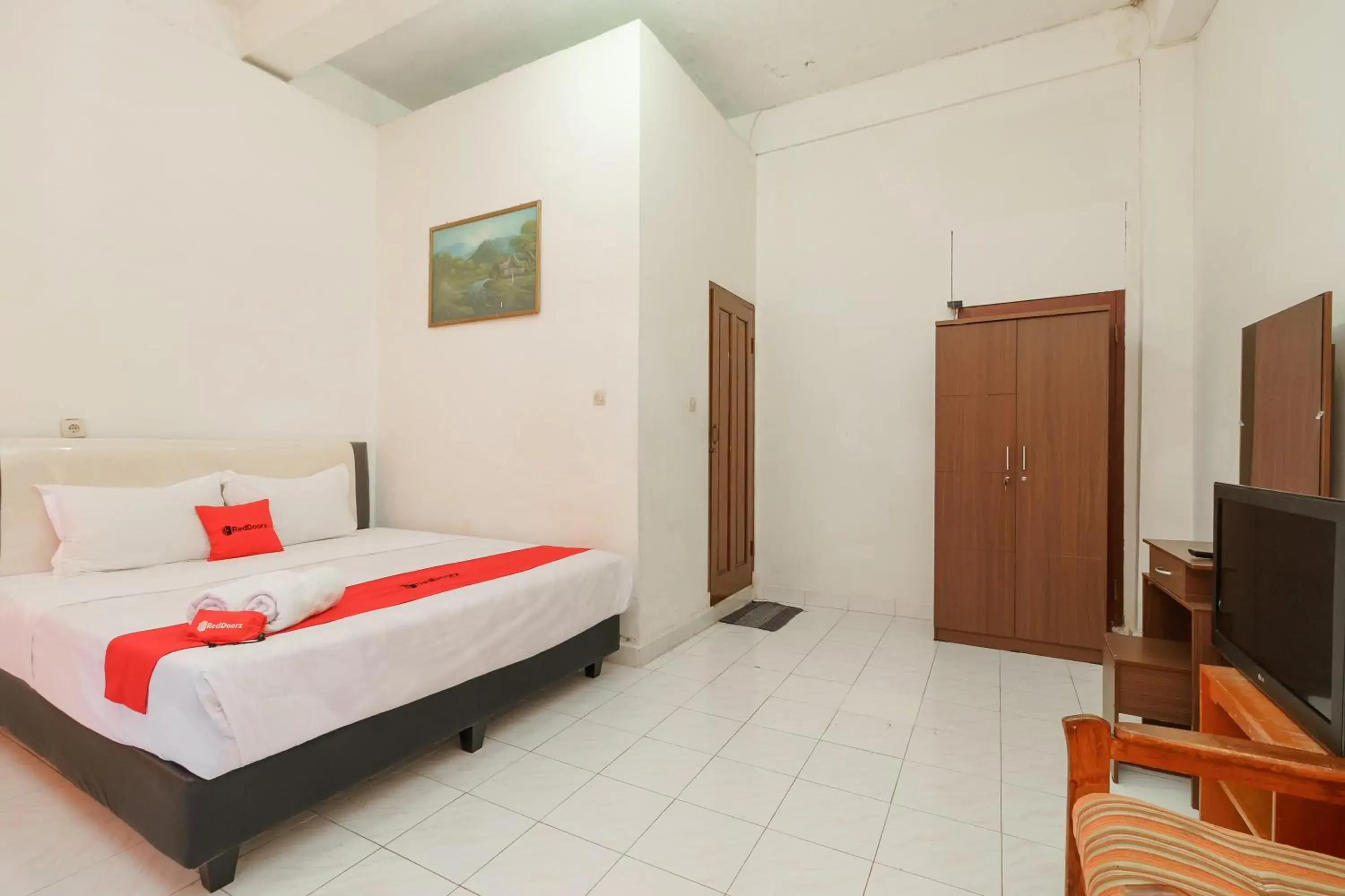 Double Room in RedDoorz @ Tuktuk Danau Toba Double Room in RedDoorz @ Tuktuk Danau Toba