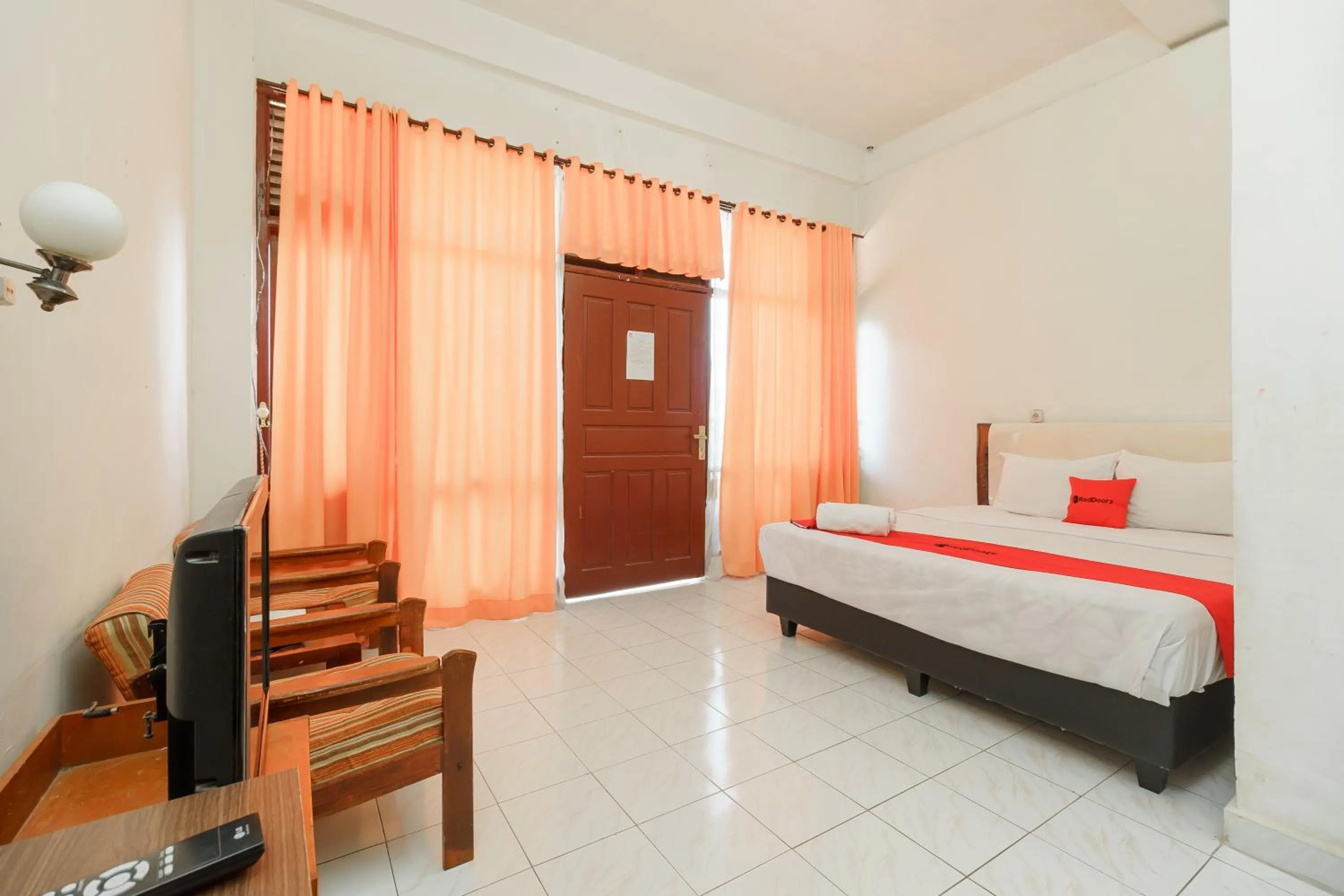 Bedroom, Bed in RedDoorz @ Tuktuk Danau Toba