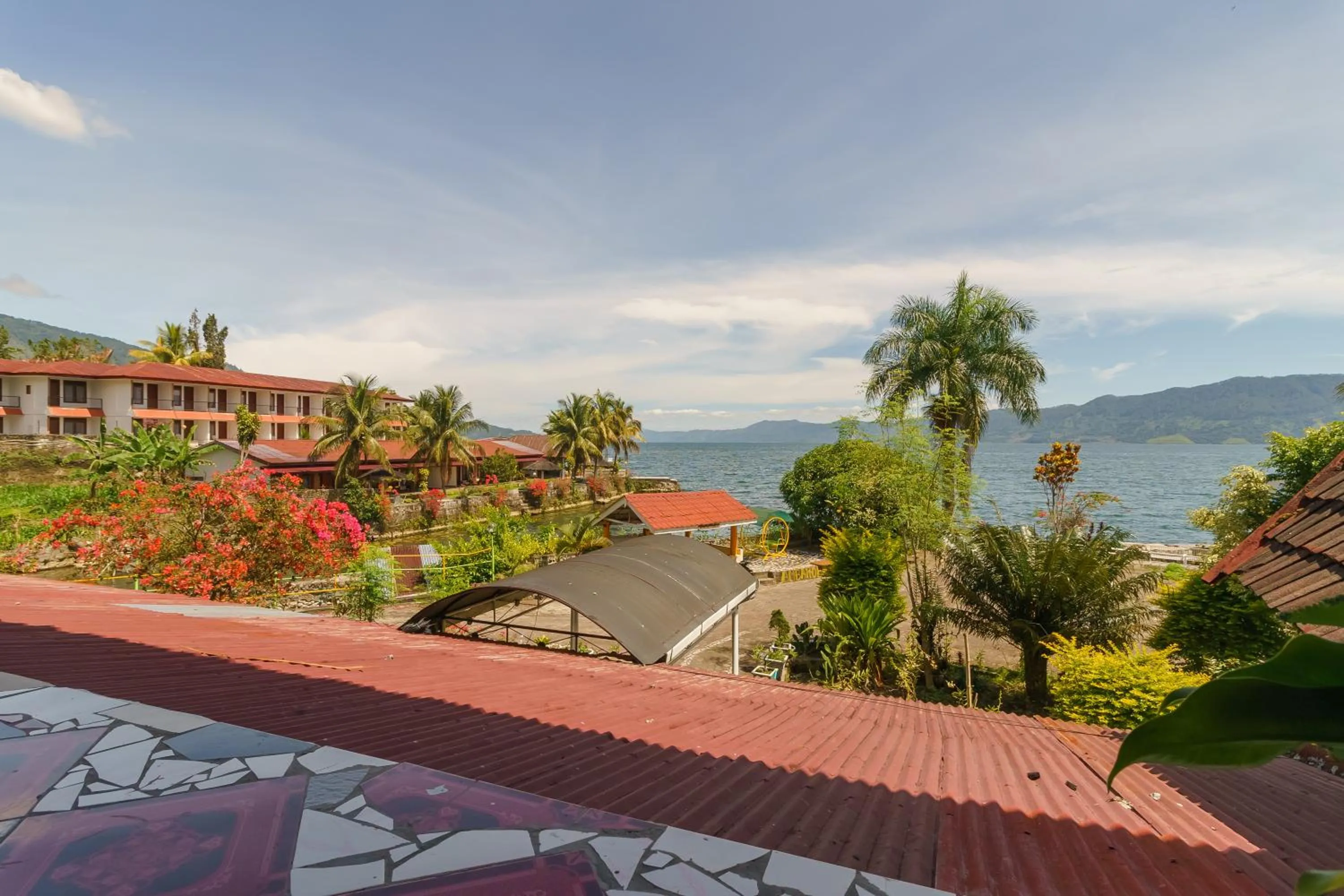 River view in RedDoorz @ Tuktuk Danau Toba