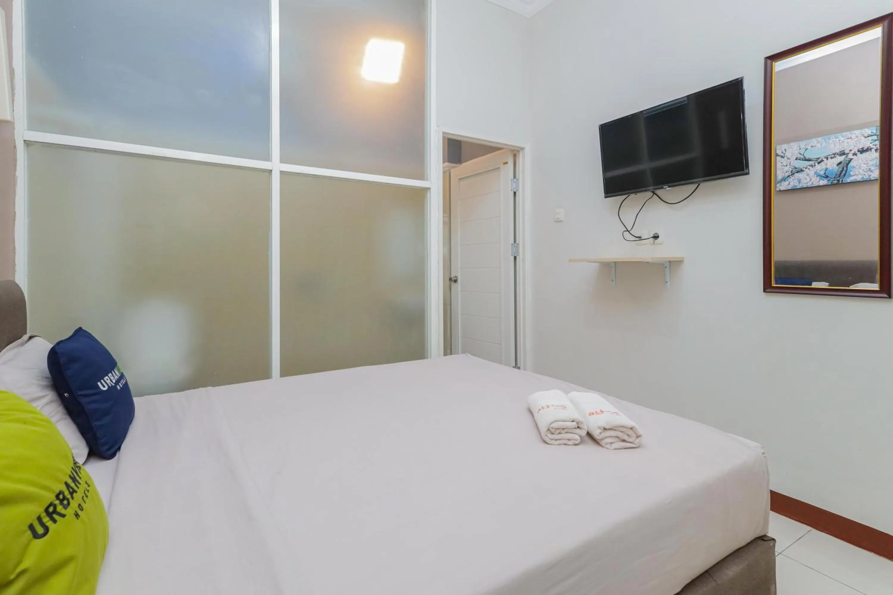 Bedroom, Bed in Urbanview Hotel Syariah Near Gelora Delta Sidoarjo