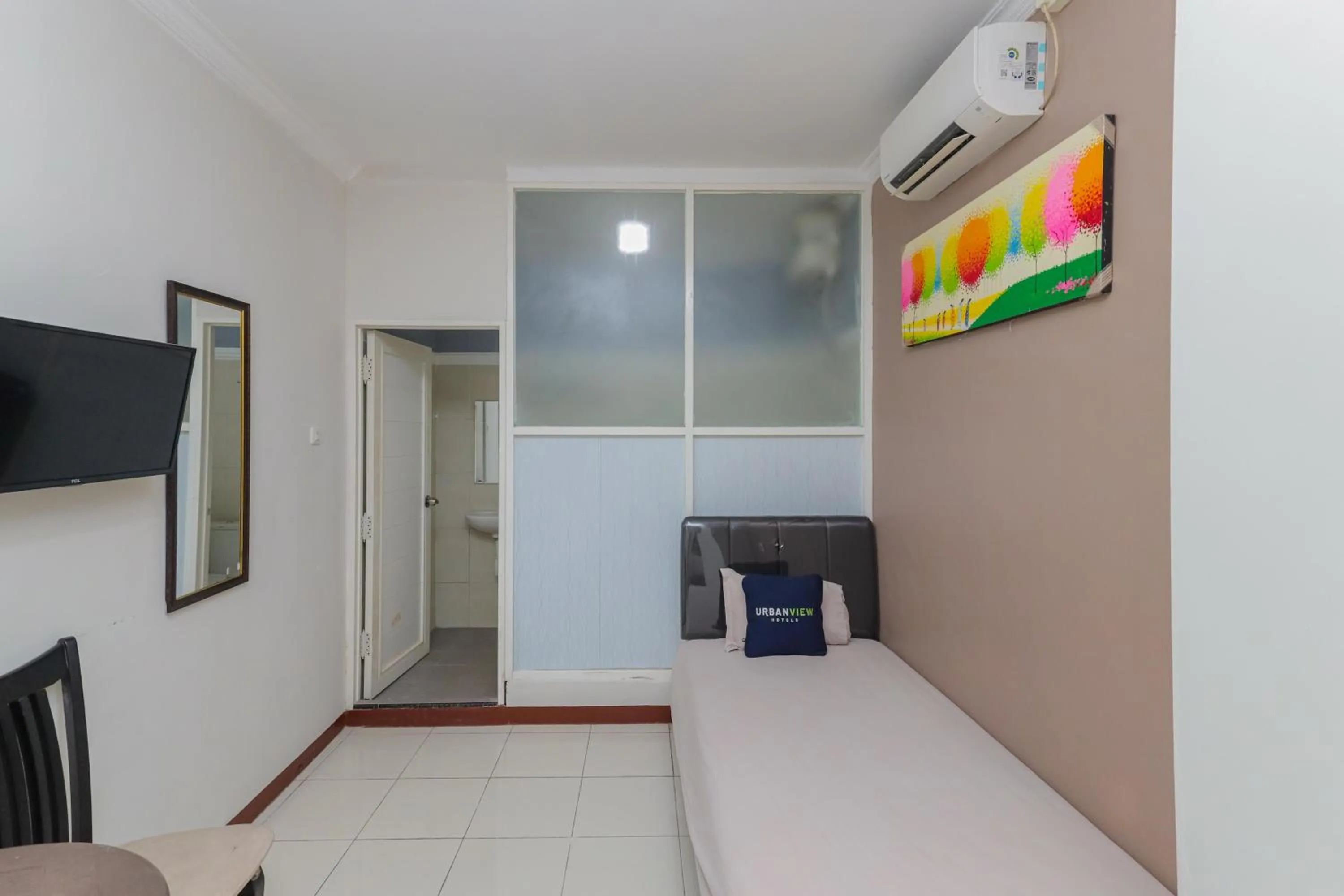 Bedroom in Urbanview Hotel Syariah Near Gelora Delta Sidoarjo