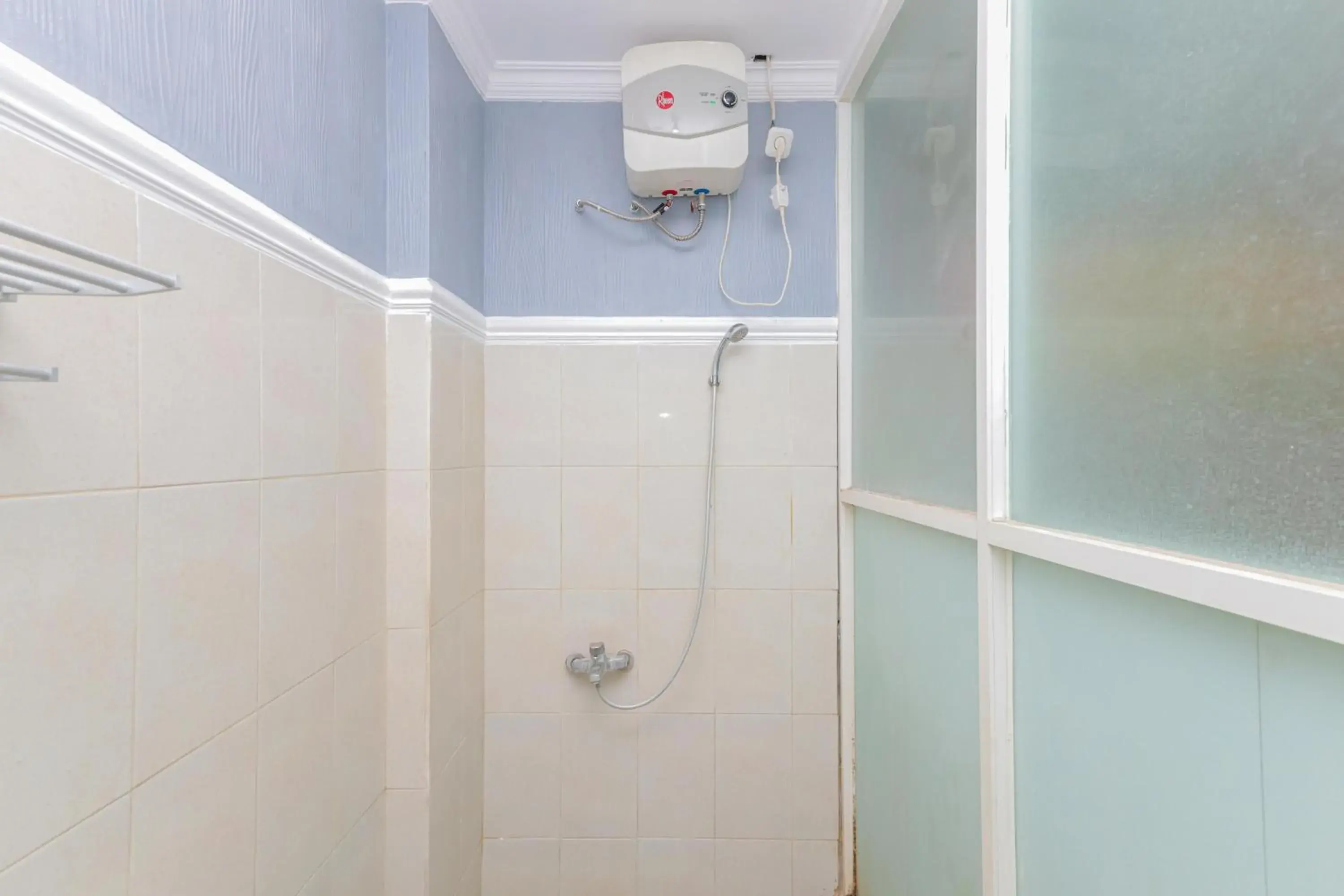 Bathroom in Urbanview Hotel Syariah Near Gelora Delta Sidoarjo Bathroom in Urbanview Hotel Syariah Near Gelora Delta Sidoarjo