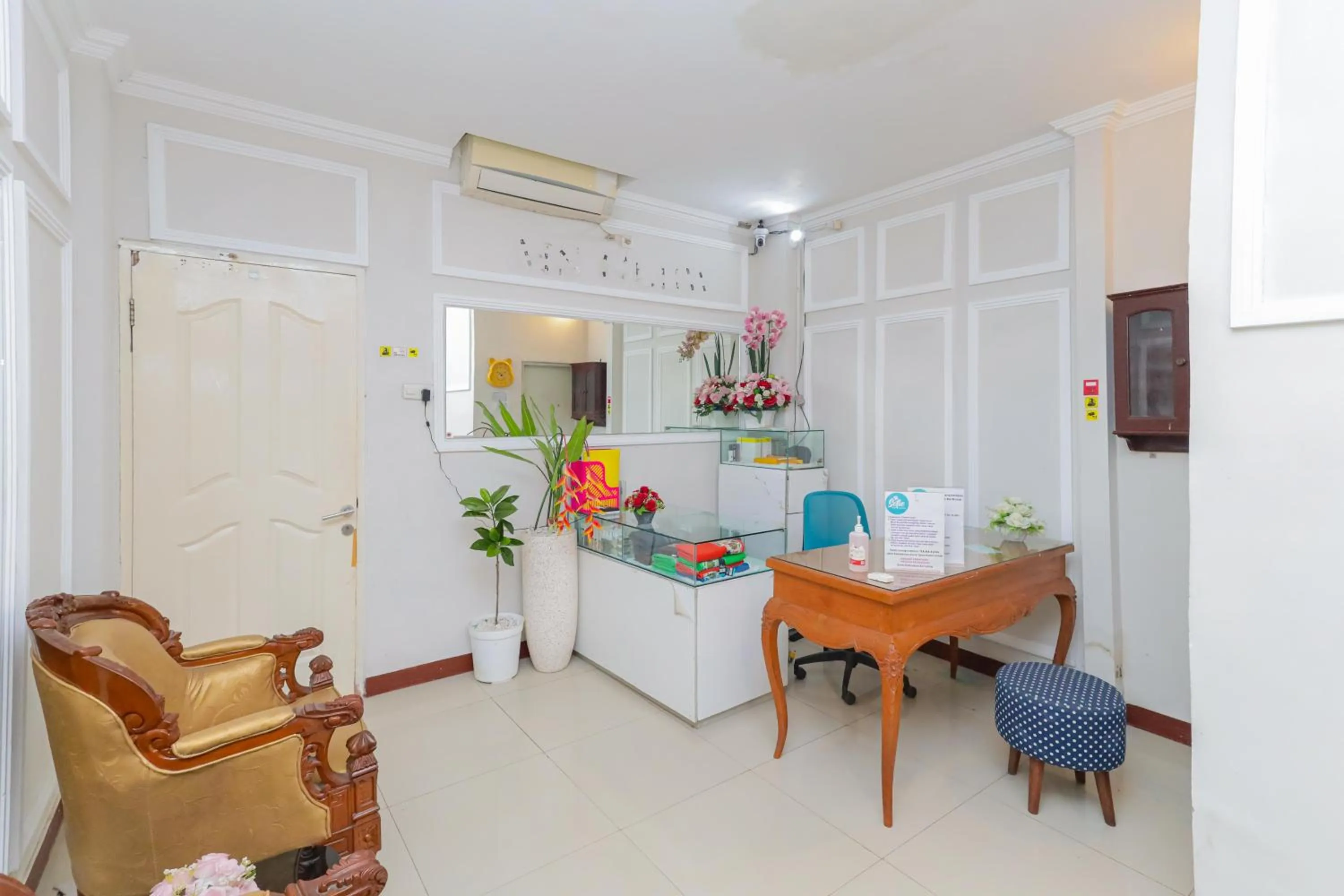 Lobby or reception in Urbanview Hotel Syariah Near Gelora Delta Sidoarjo