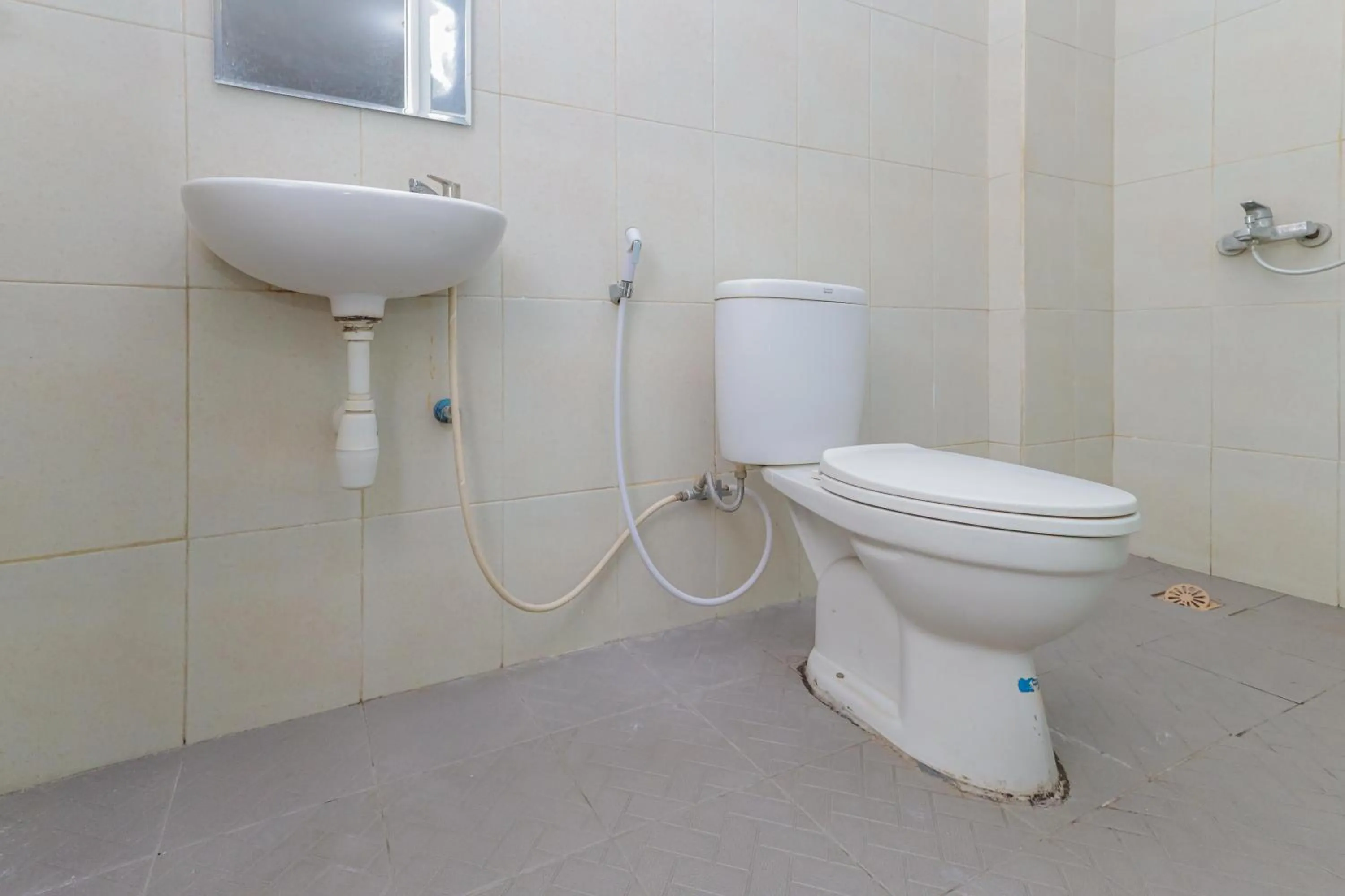 Bathroom in Urbanview Hotel Syariah Near Gelora Delta Sidoarjo