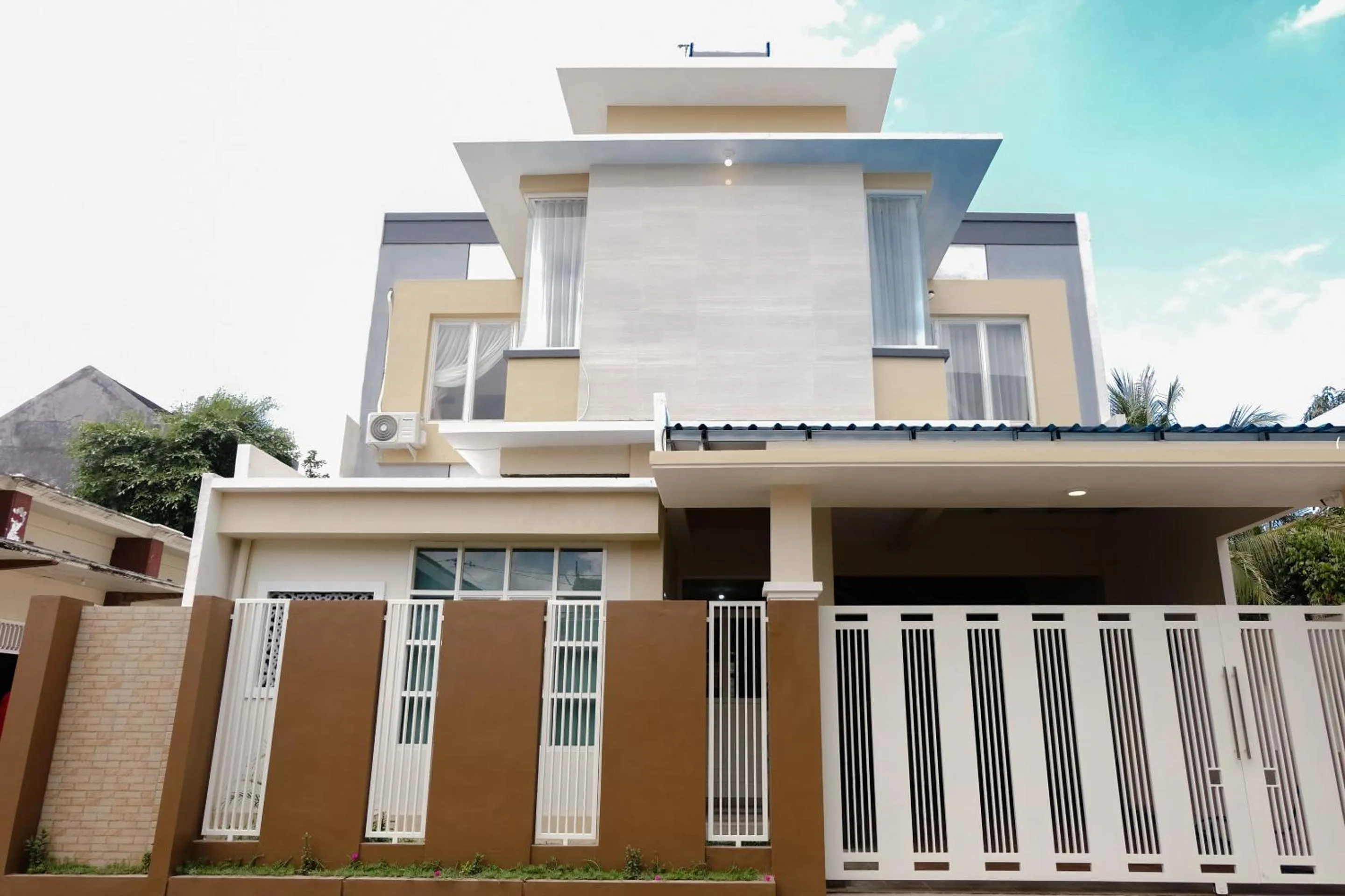 Facade/entrance in OYO Flagship 1603 Antosa Family Residence Silver Key