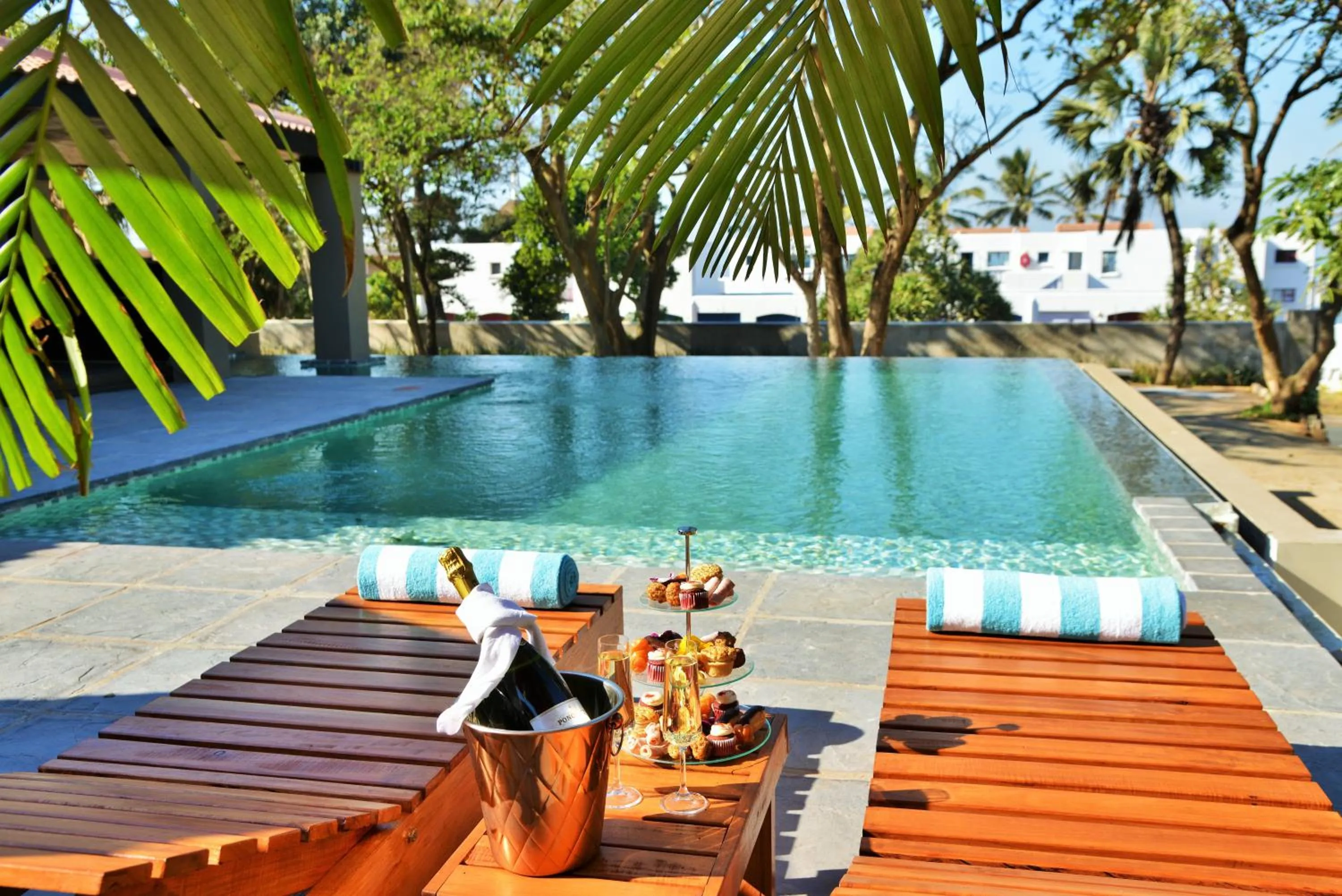 Swimming pool in La Perle