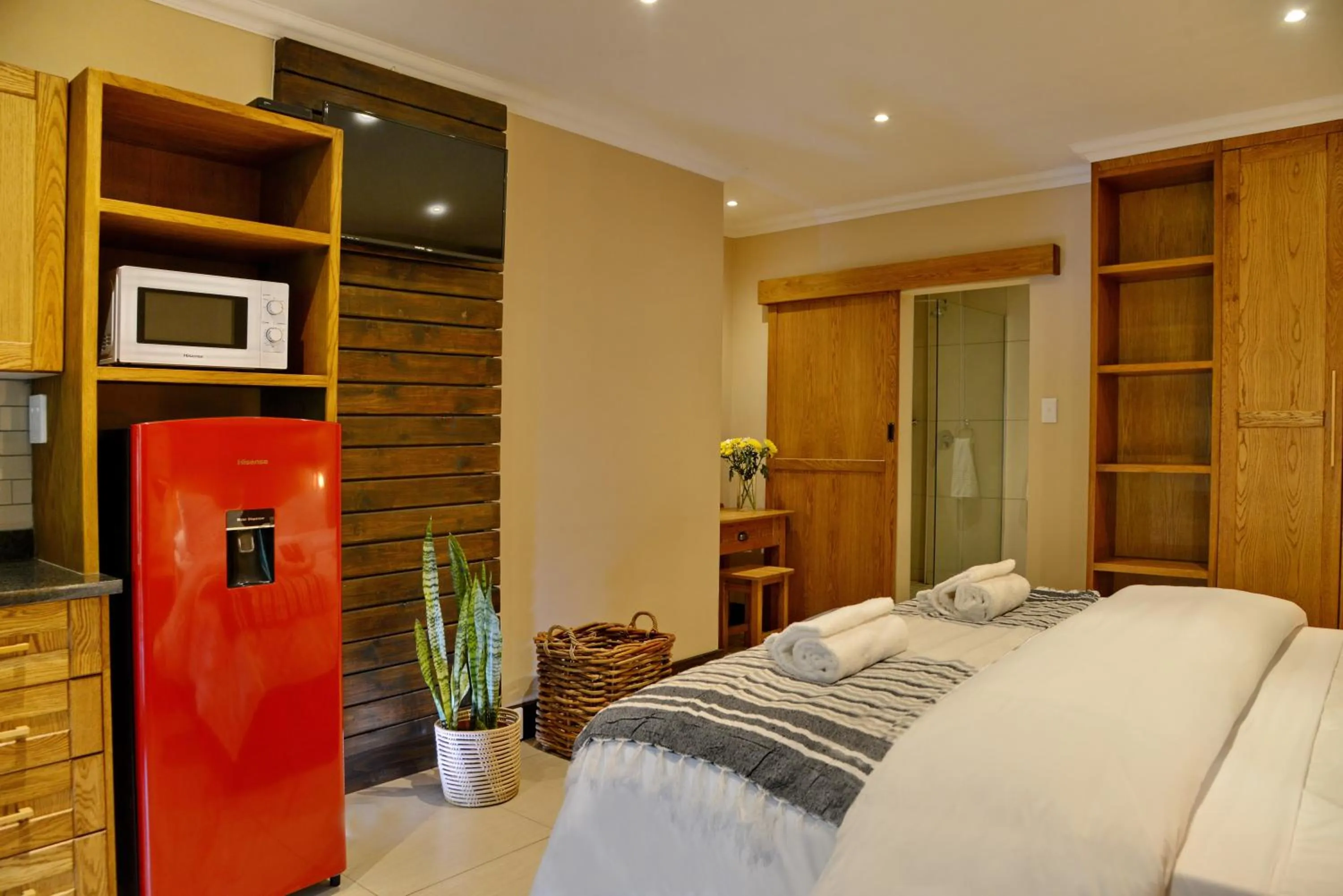 Photo of the whole room, Bed in La Perle