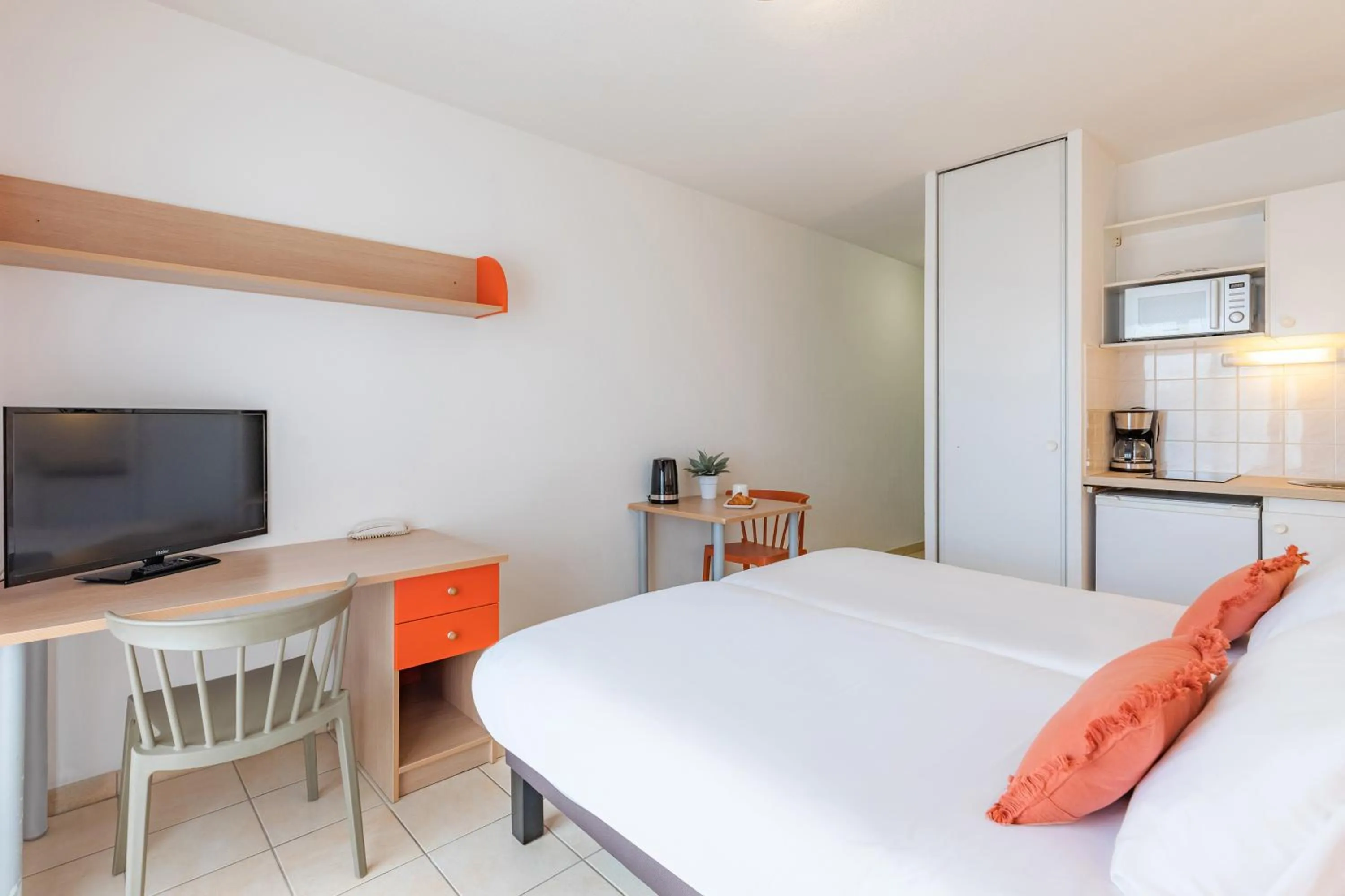Bed in Appart'City Classic Aix-en-Provence - La Duranne