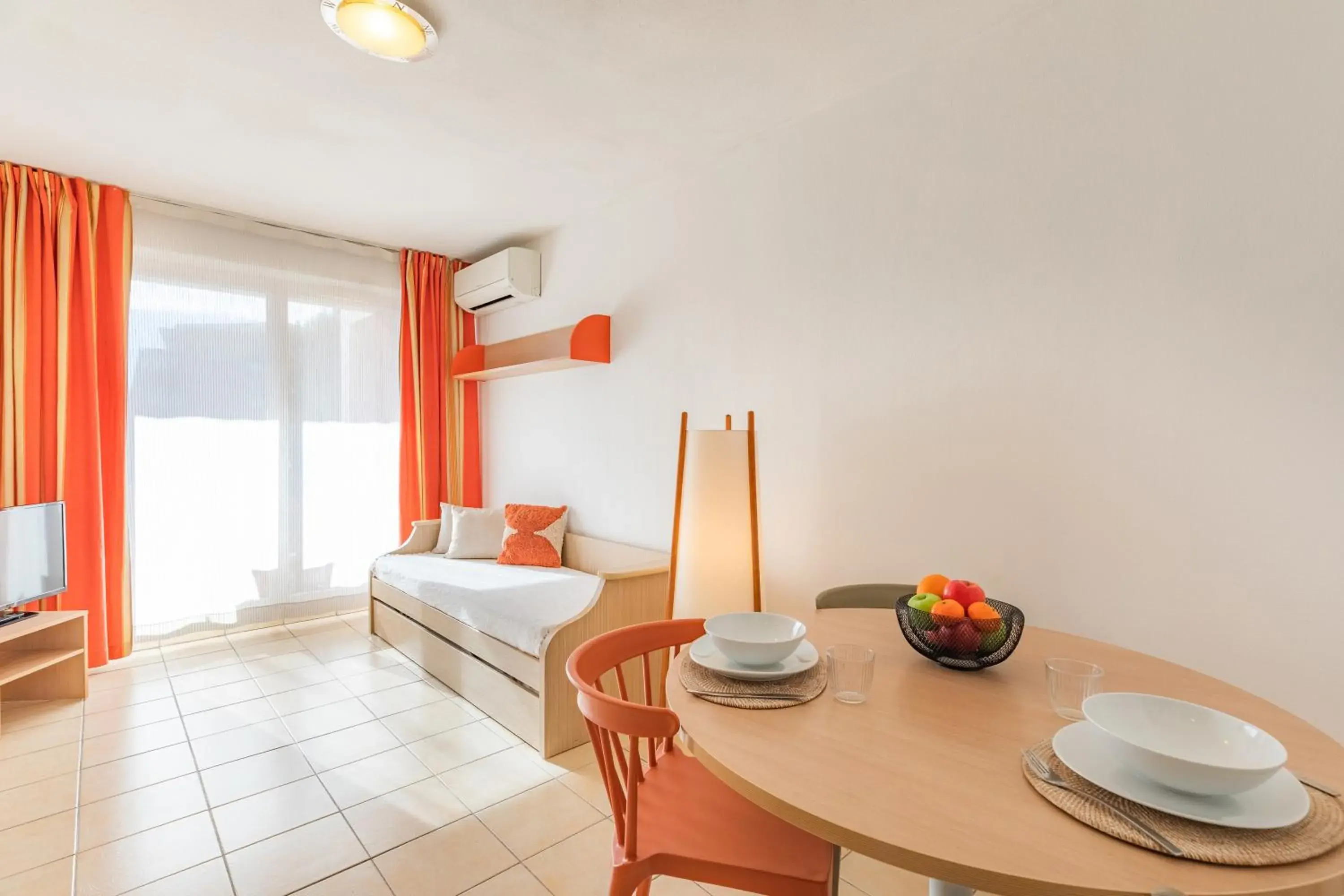 TV and multimedia, Bed in Appart'City Classic Aix-en-Provence - La Duranne TV and multimedia, Bed in Appart'City Classic Aix-en-Provence - La Duranne