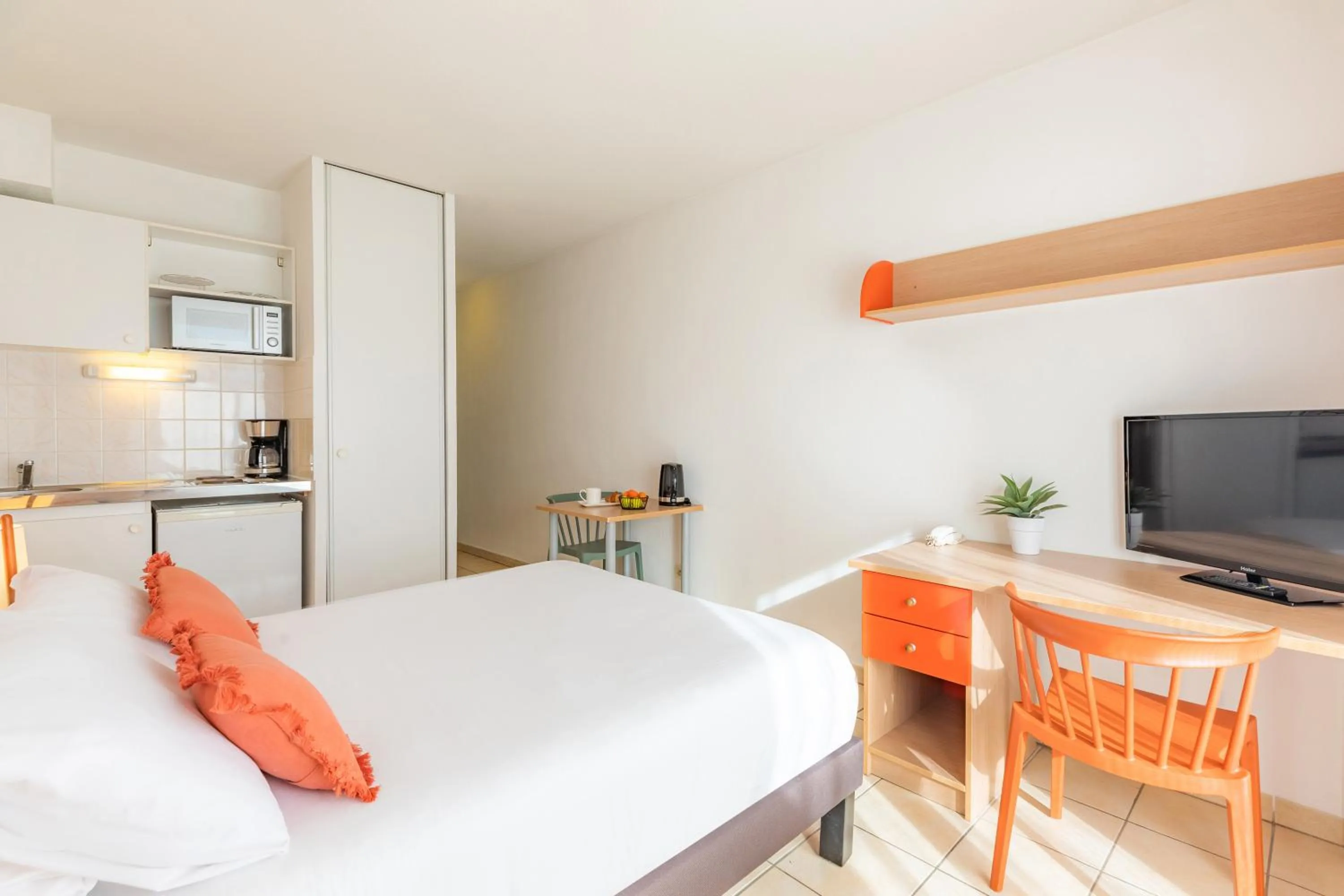 Bed in Appart'City Classic Aix-en-Provence - La Duranne