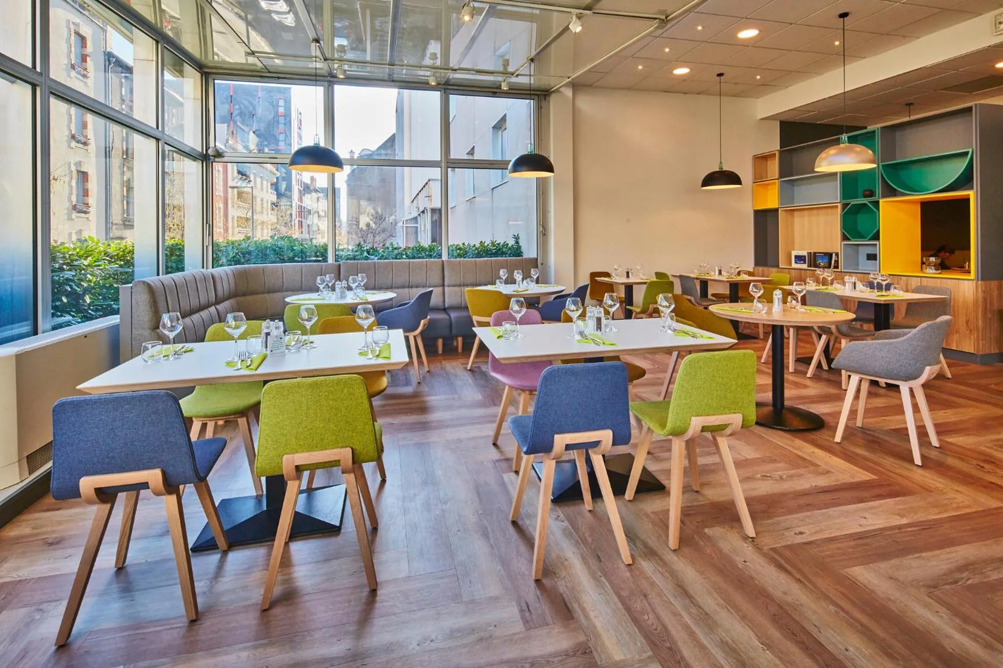 Restaurant/places to eat in Holiday Inn Clermont Ferrand Centre by IHG