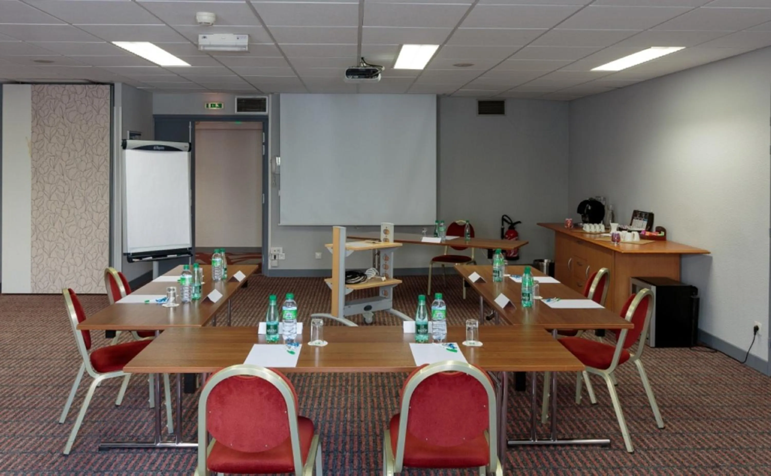 Meeting/conference room in Holiday Inn Clermont Ferrand Centre by IHG