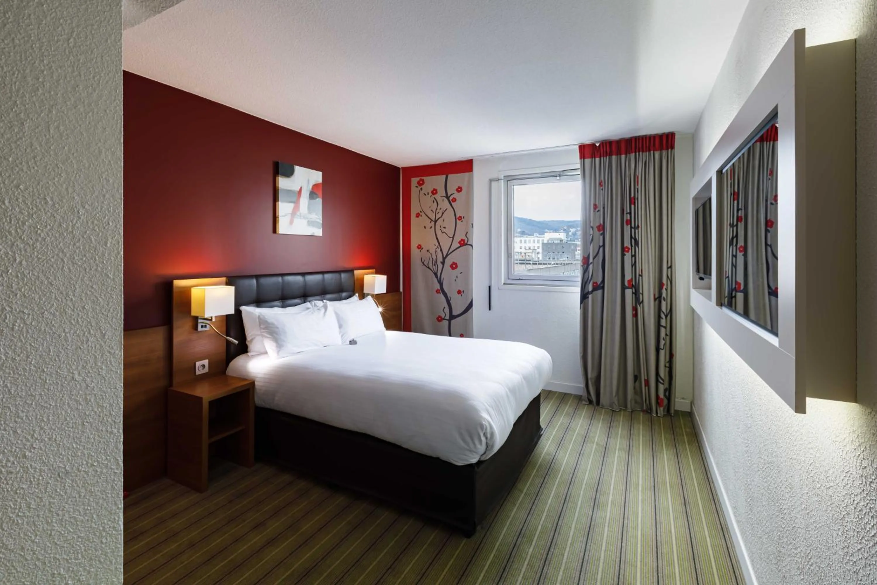 Photo of the whole room, Bed in Holiday Inn Clermont Ferrand Centre by IHG