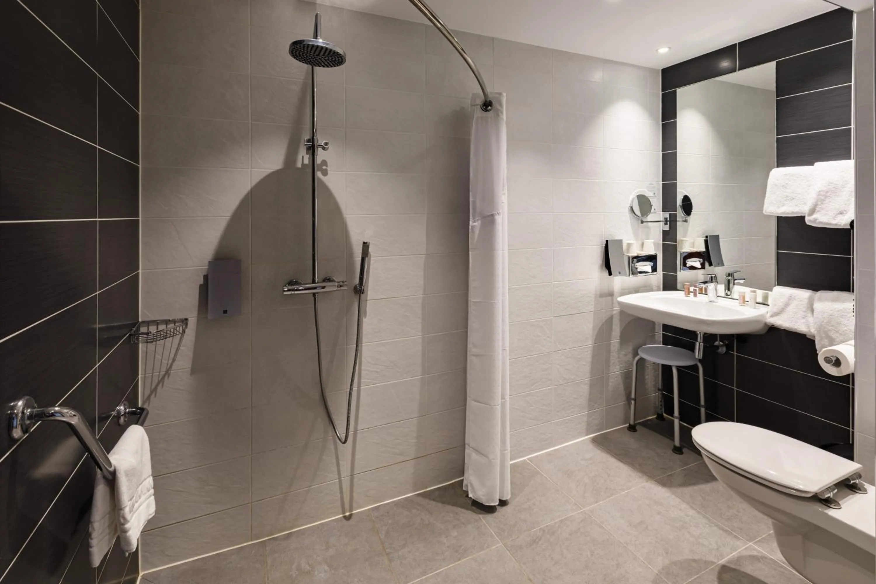 Photo of the whole room in Holiday Inn Clermont Ferrand Centre by IHG