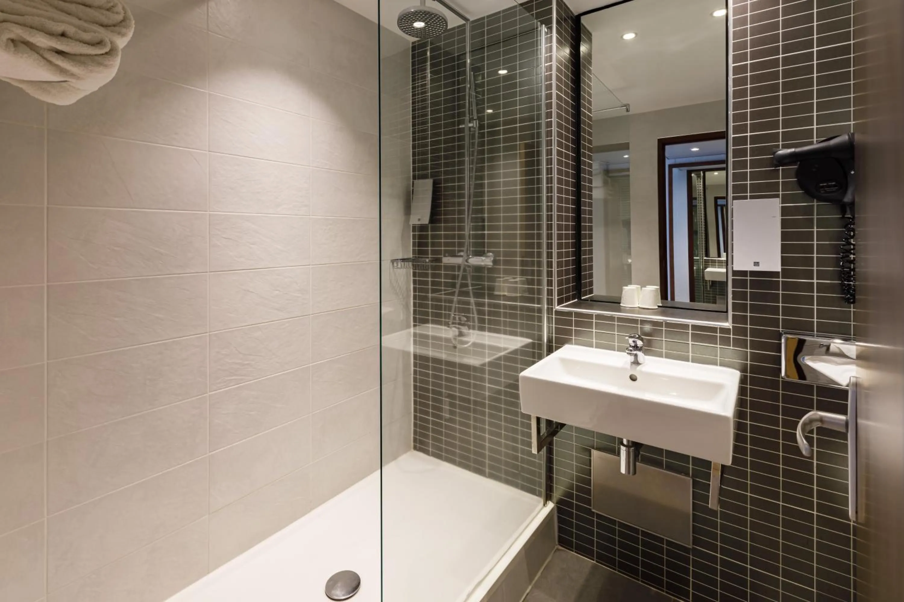 Bathroom in Holiday Inn Clermont Ferrand Centre by IHG