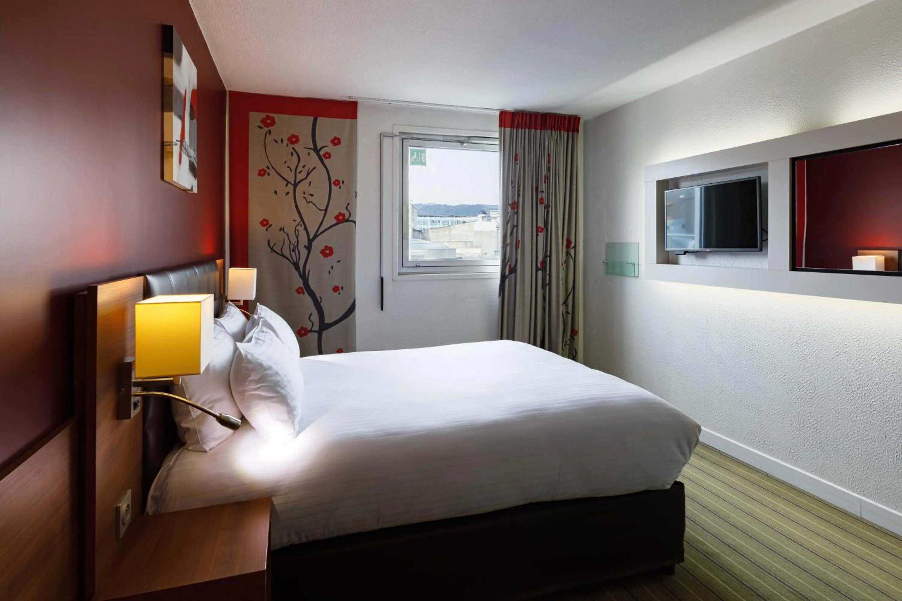 Bedroom, Bed in Holiday Inn Clermont Ferrand Centre by IHG