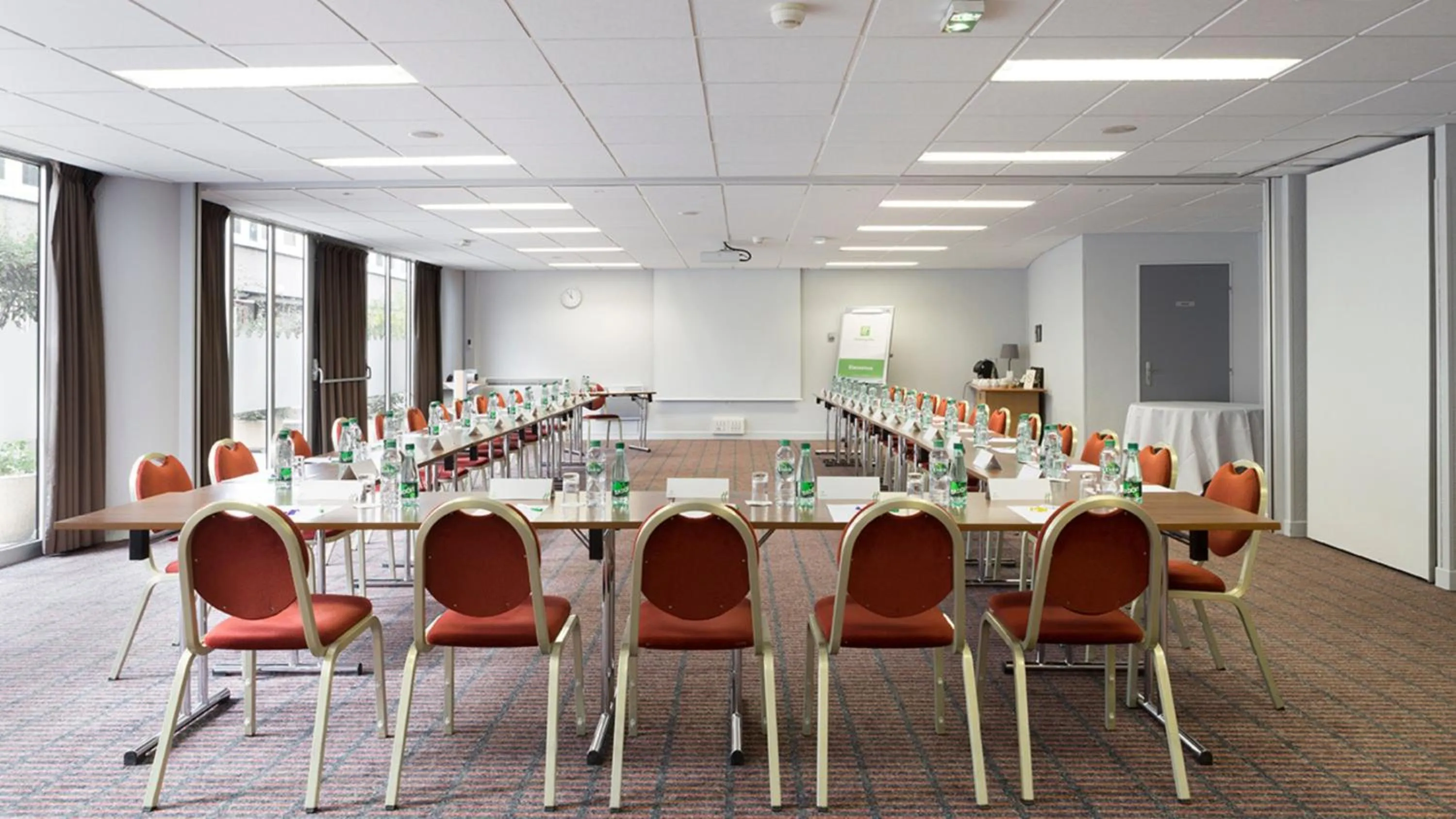 Meeting/conference room in Holiday Inn Clermont Ferrand Centre by IHG
