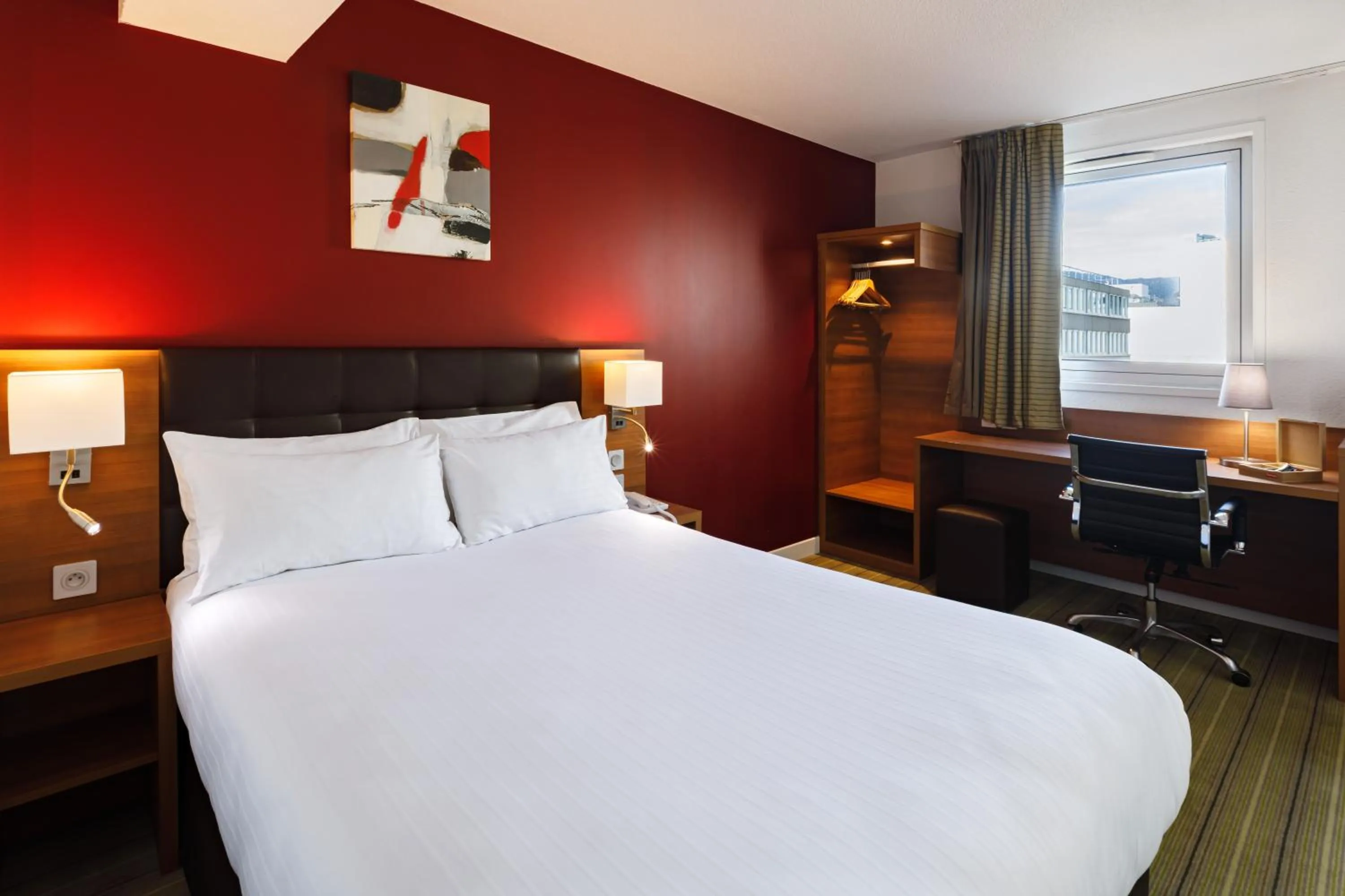 Photo of the whole room, Bed in Holiday Inn Clermont Ferrand Centre by IHG