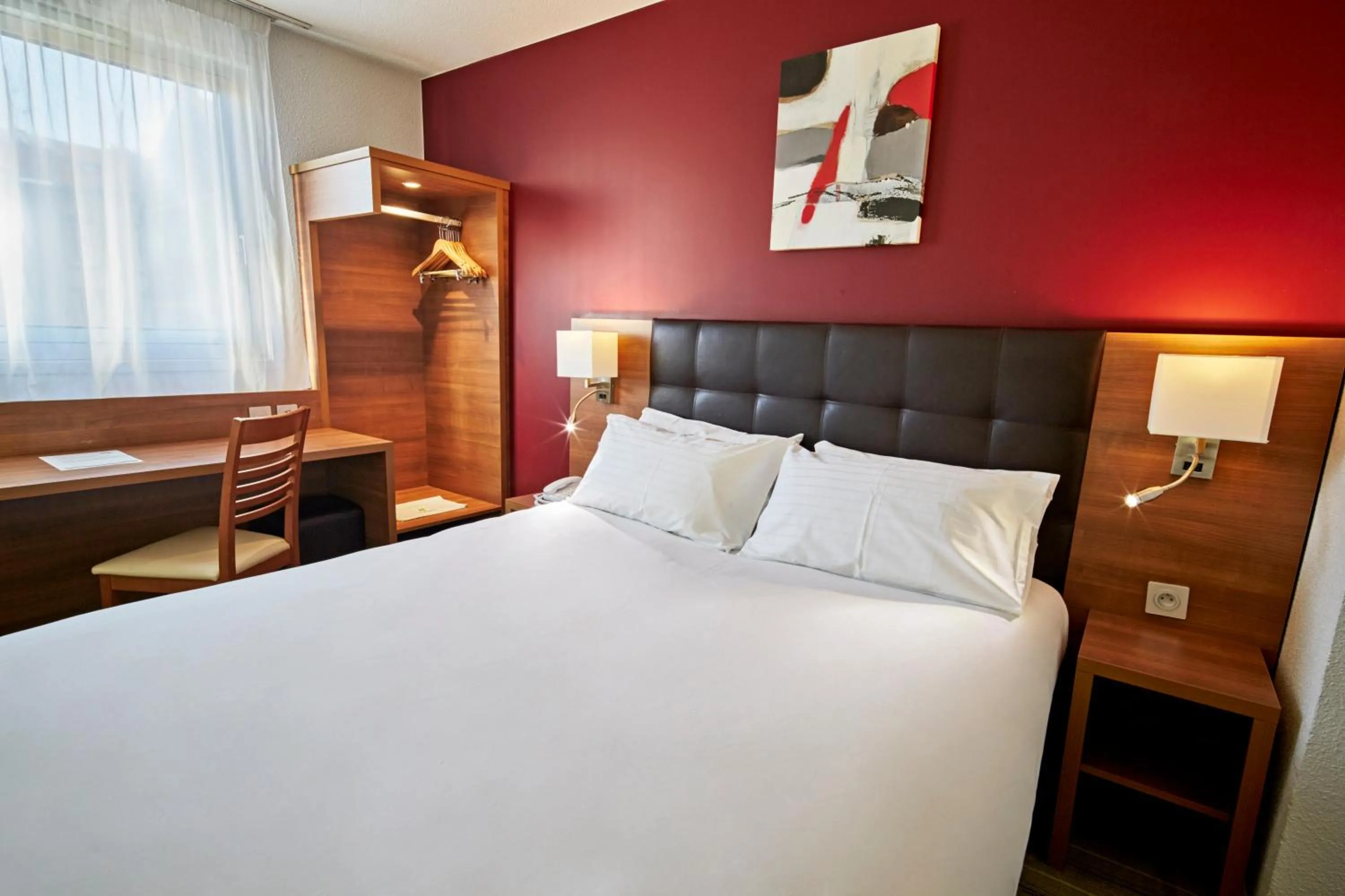 Photo of the whole room, Bed in Holiday Inn Clermont Ferrand Centre by IHG