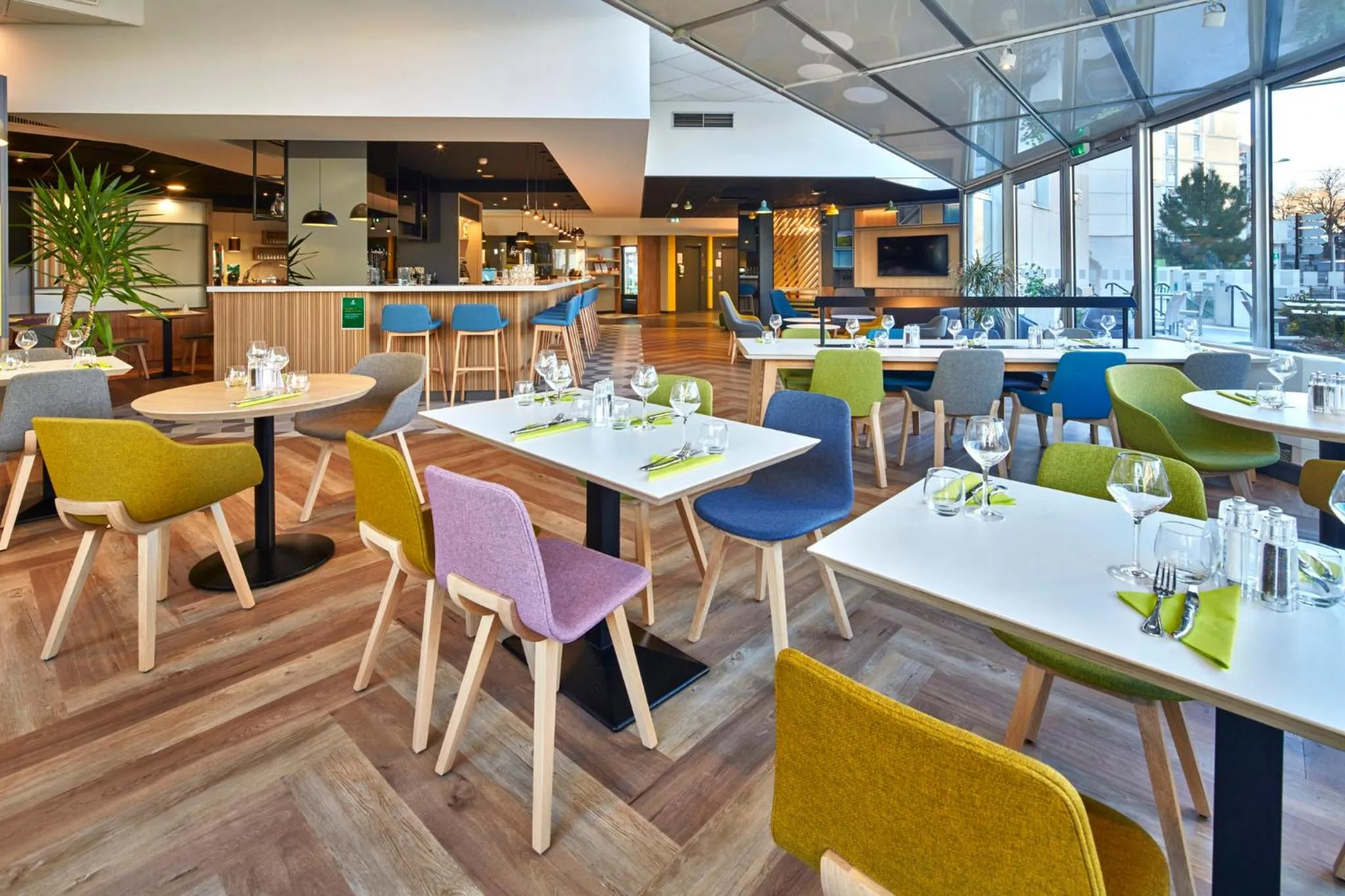 Restaurant/places to eat in Holiday Inn Clermont Ferrand Centre by IHG