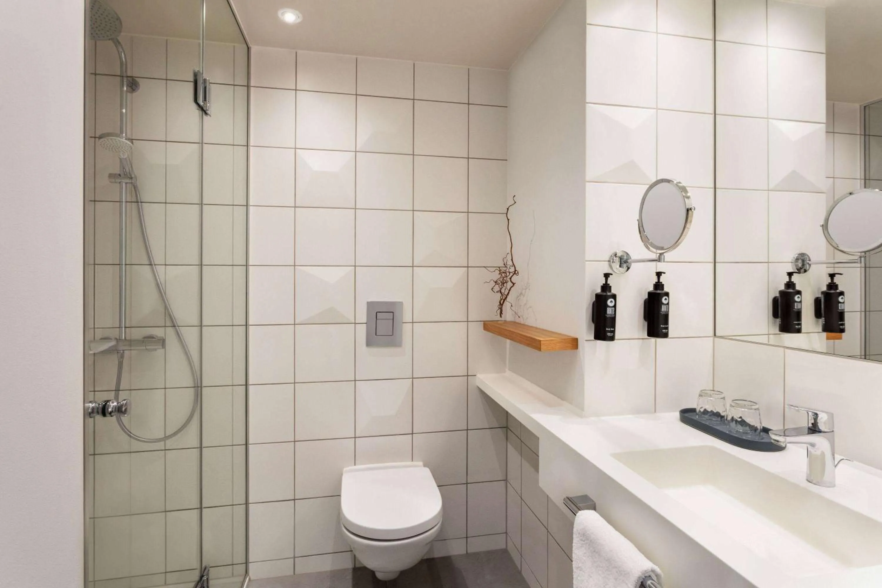 TV and multimedia in Vienna House by Wyndham MQ Kronberg