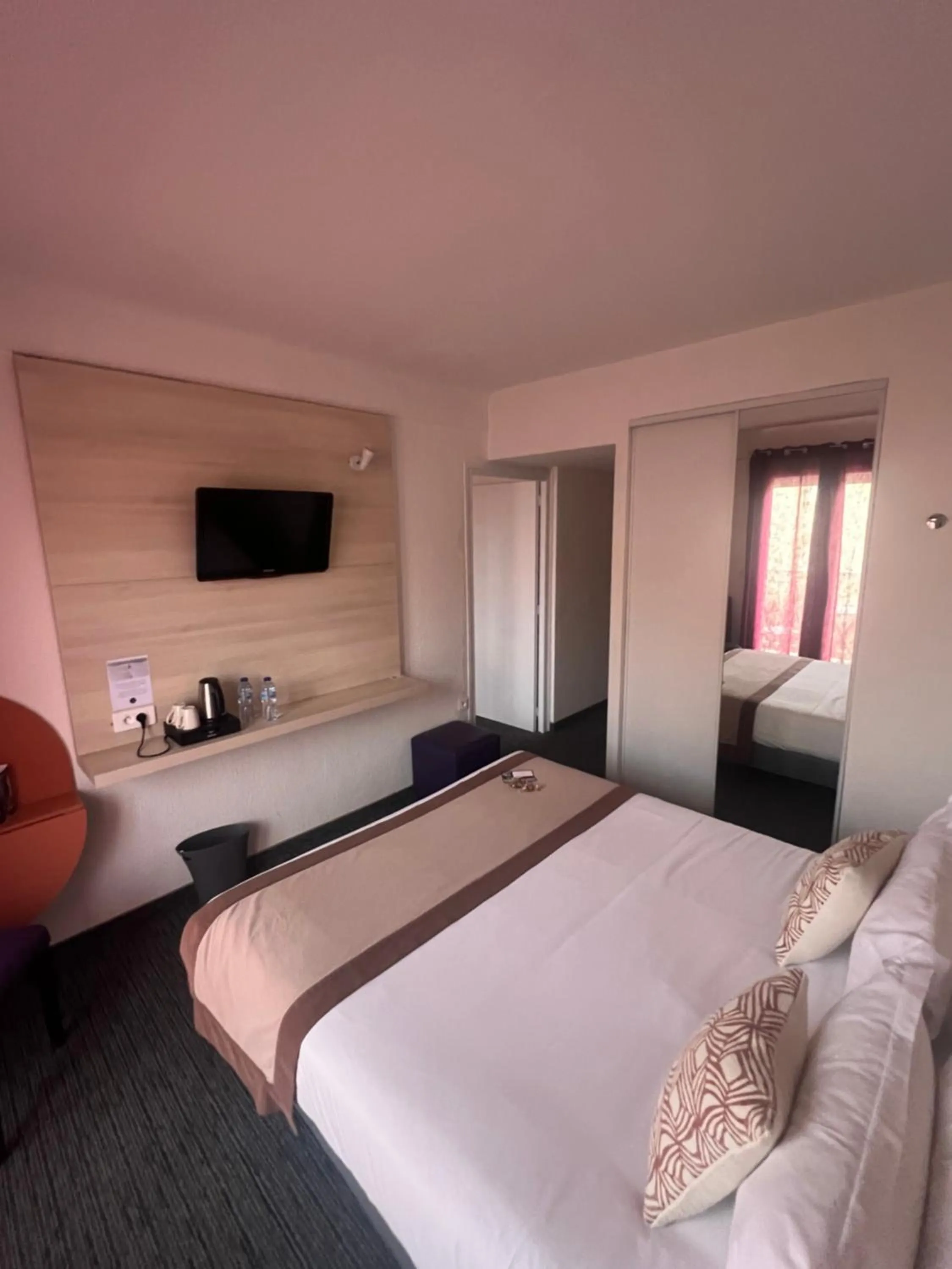 Bed in Le Regina Hôtel et restaurant Canet-plage