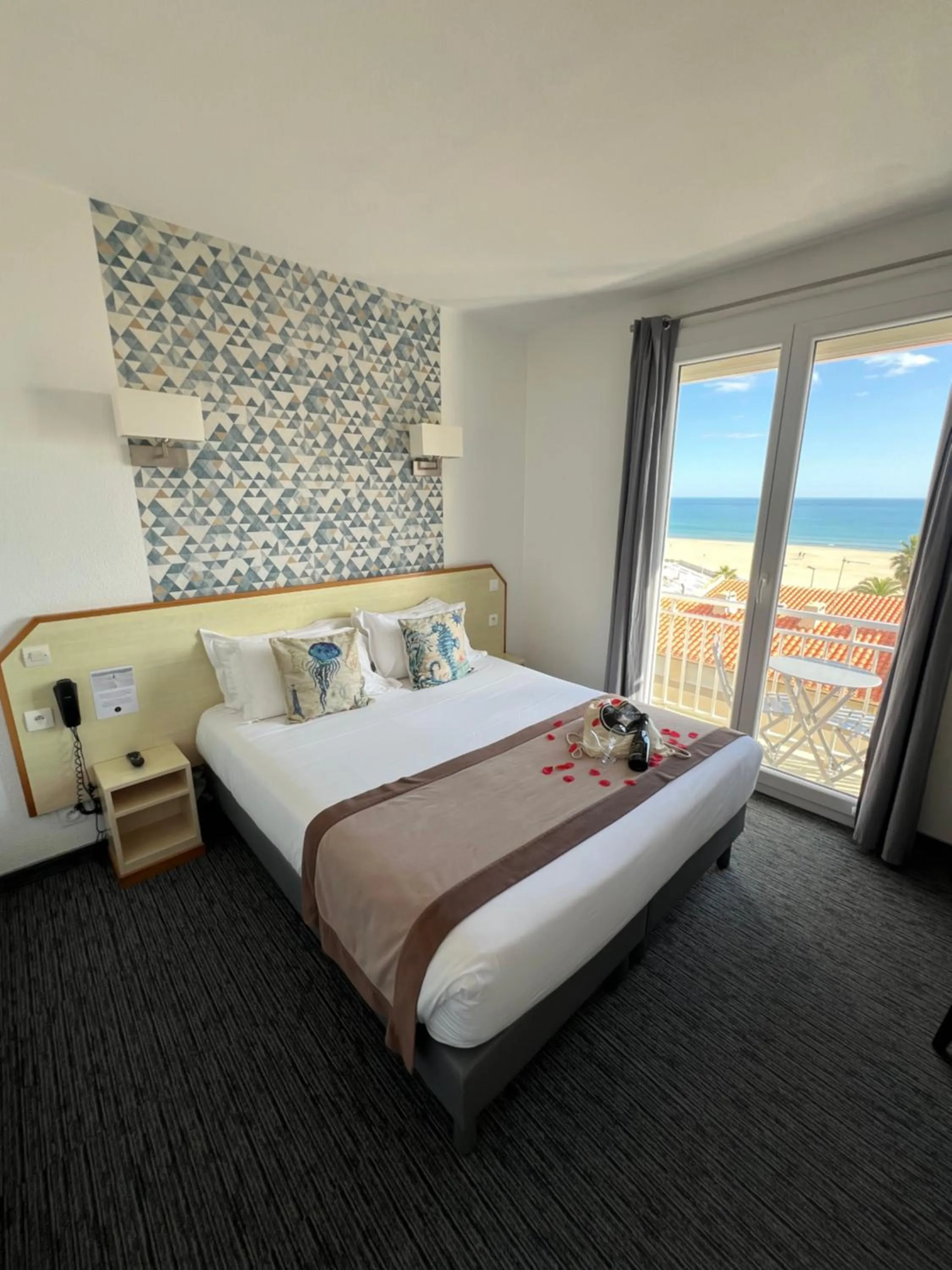 Bed in Le Regina Hôtel et restaurant Canet-plage